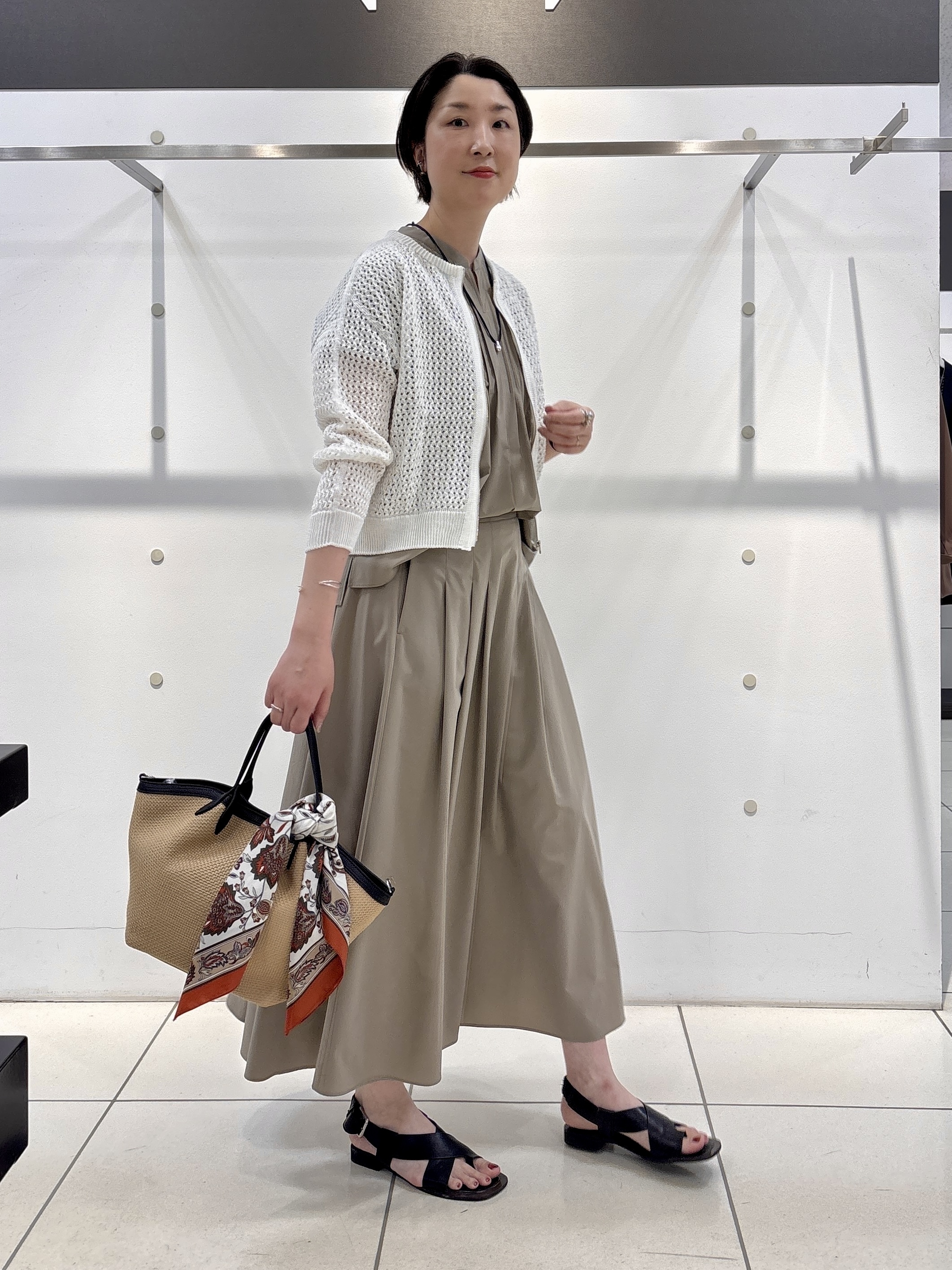 yuriさんの「INDIVI｜【撥水／UVケア／SETUP可能】軽量タックスキッパーブラウス」を使ったコーディネート