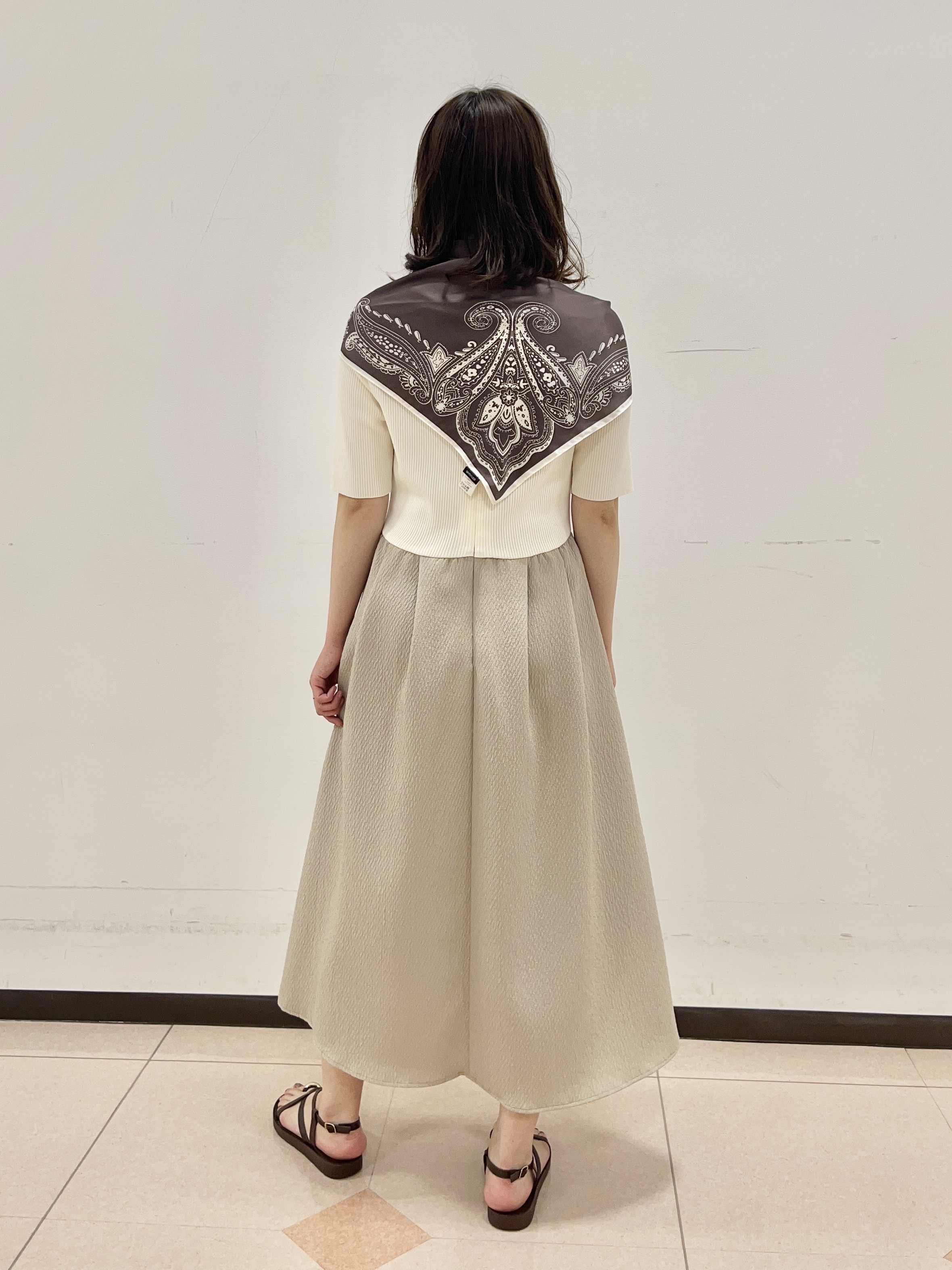 りおさんの「UNTITLED｜◆【接触冷感】ペイズリーモチーフ・トライアングルスカーフ」を使ったコーディネート