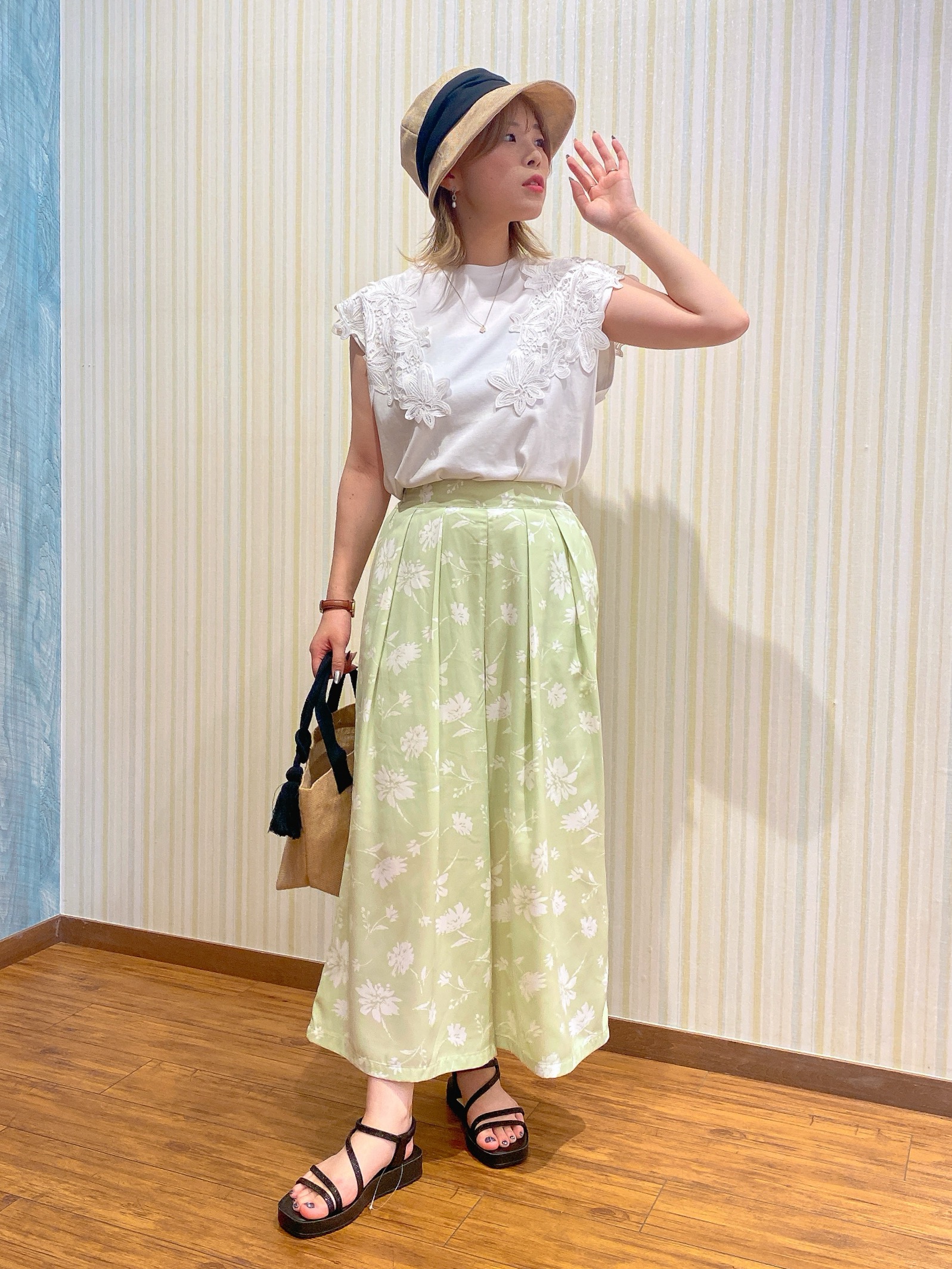 ayaさんの「SHOO･LA･RUE｜【S-LL/洗濯機可】女性らしさ溢れるモチーフレース スムースTシャツ」を使ったコーディネート