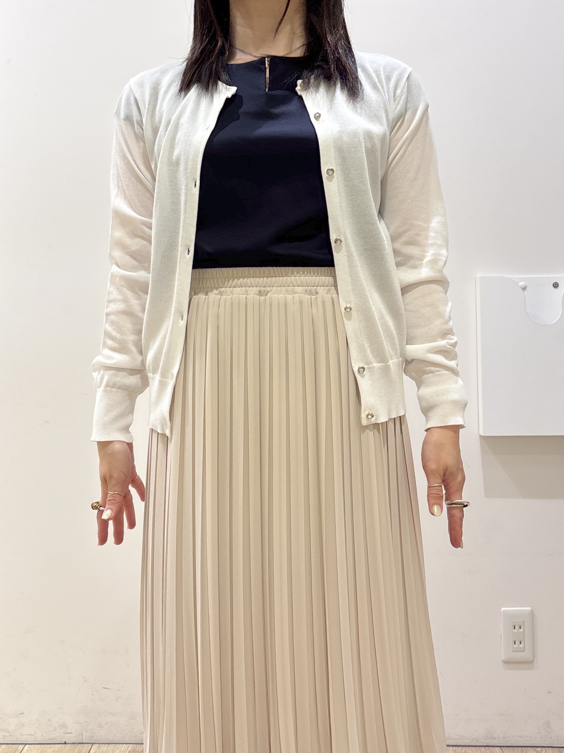 mameさんの「index｜【接触冷感】ビジューボタンカーディガン《抗ピリング／洗濯機OK》」を使ったコーディネート