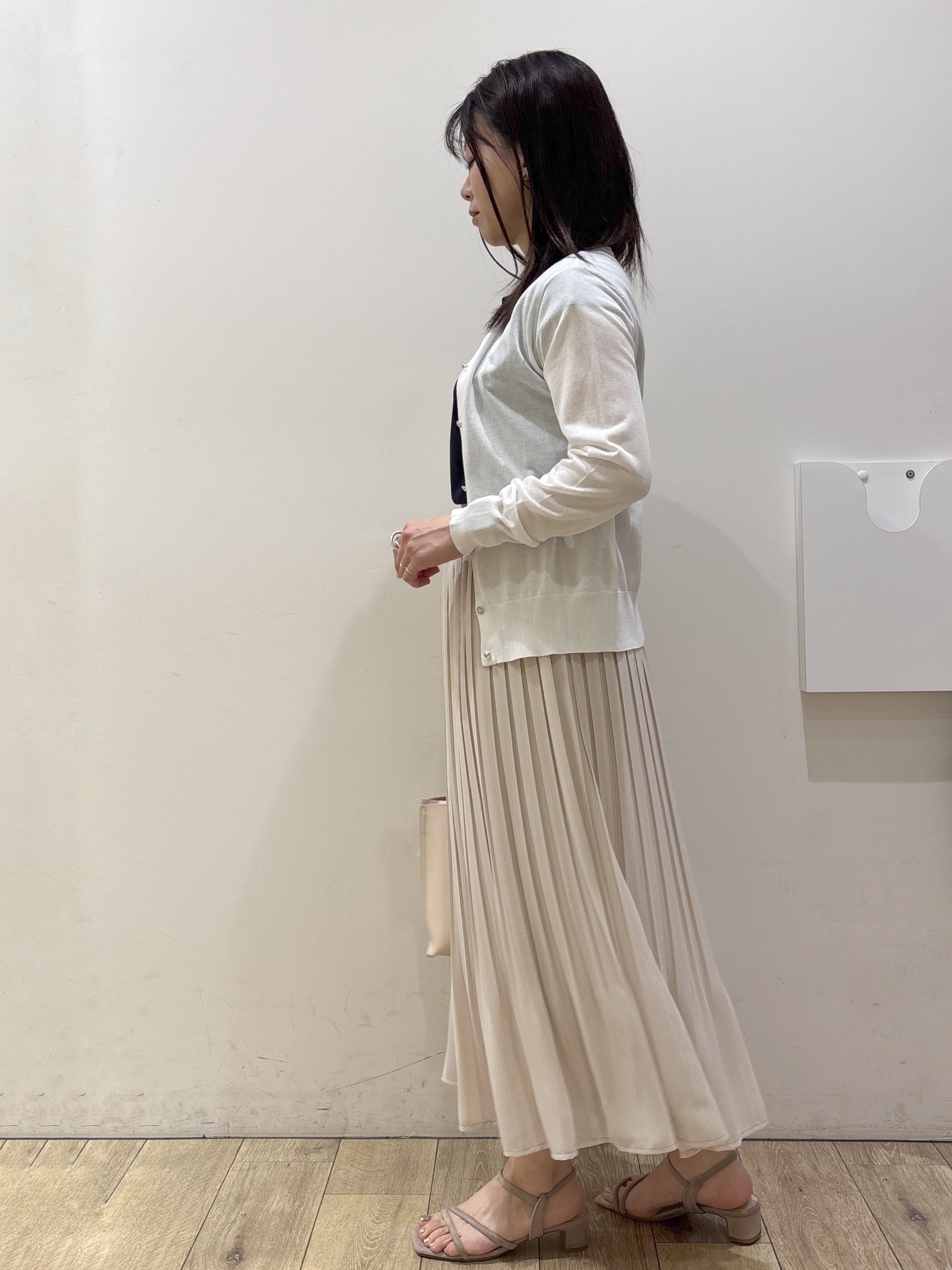 mameさんの「index｜【接触冷感】ビジューボタンカーディガン《抗ピリング／洗濯機OK》」を使ったコーディネート
