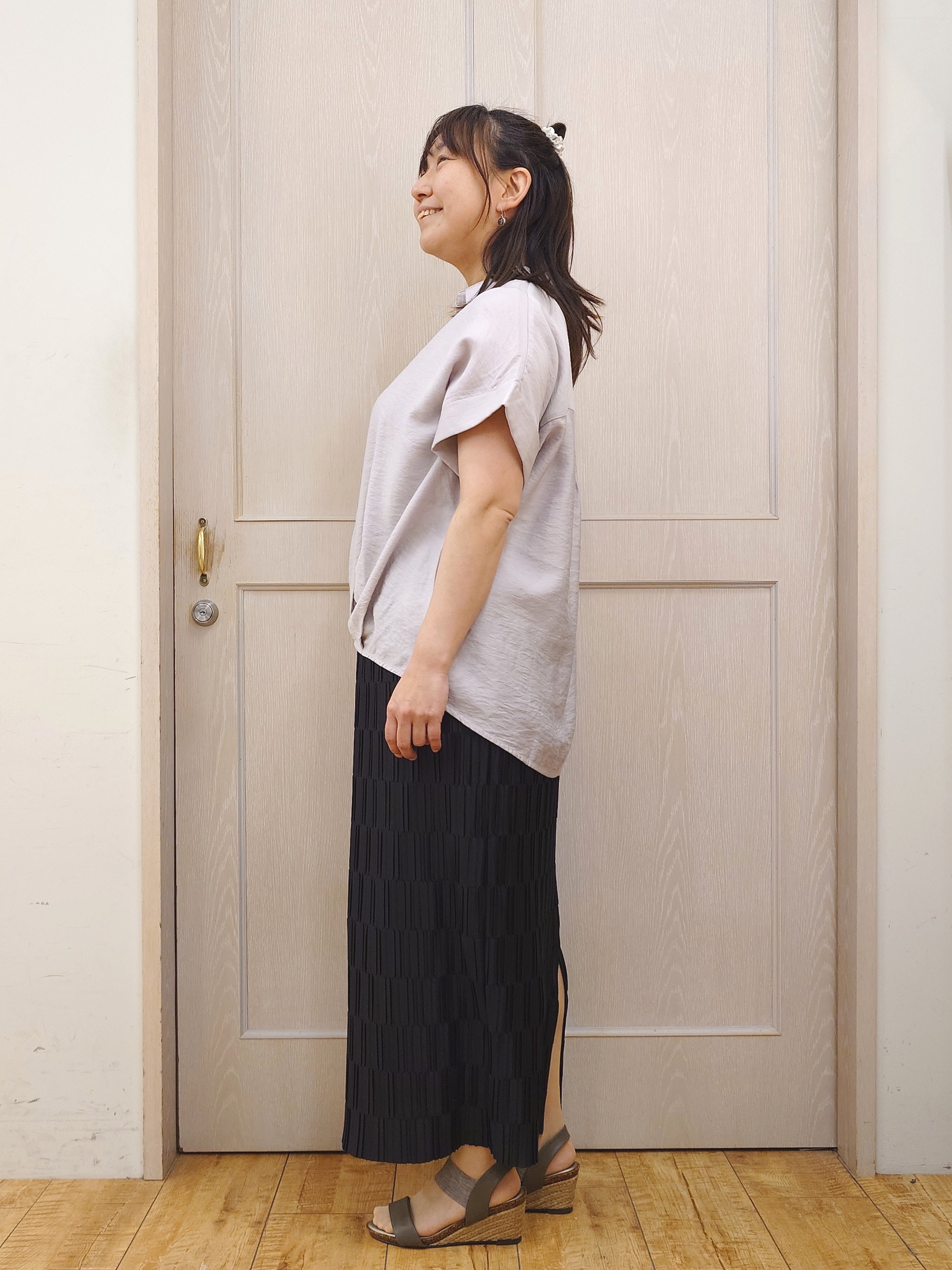 とろろさんの「SHOO･LA･RUE｜【S-LL/洗濯機可】インせず着られる 裾タック スキッパーシャツ」を使ったコーディネート