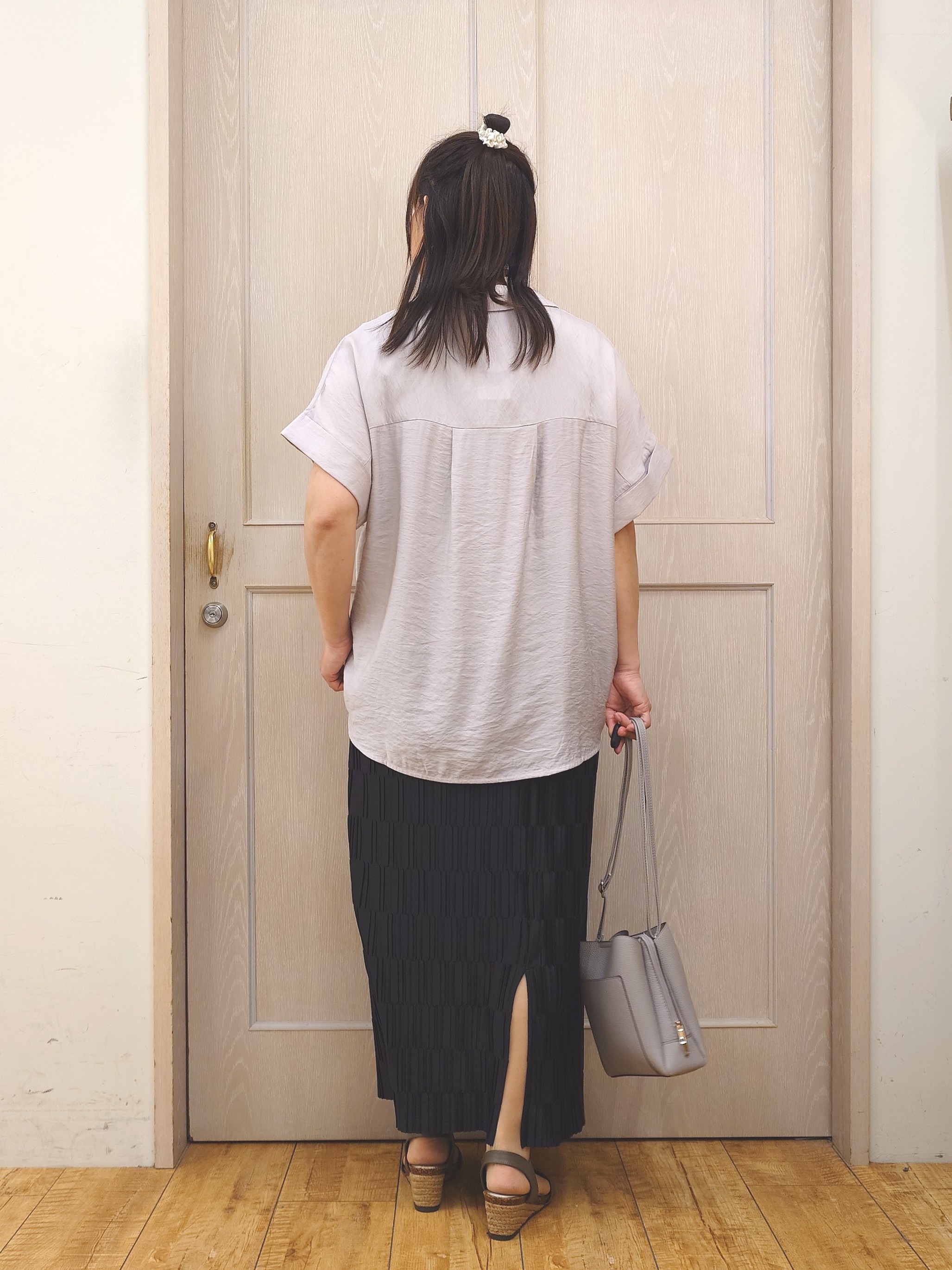 とろろさんの「SHOO･LA･RUE｜【S-LL/洗濯機可】インせず着られる 裾タック スキッパーシャツ」を使ったコーディネート