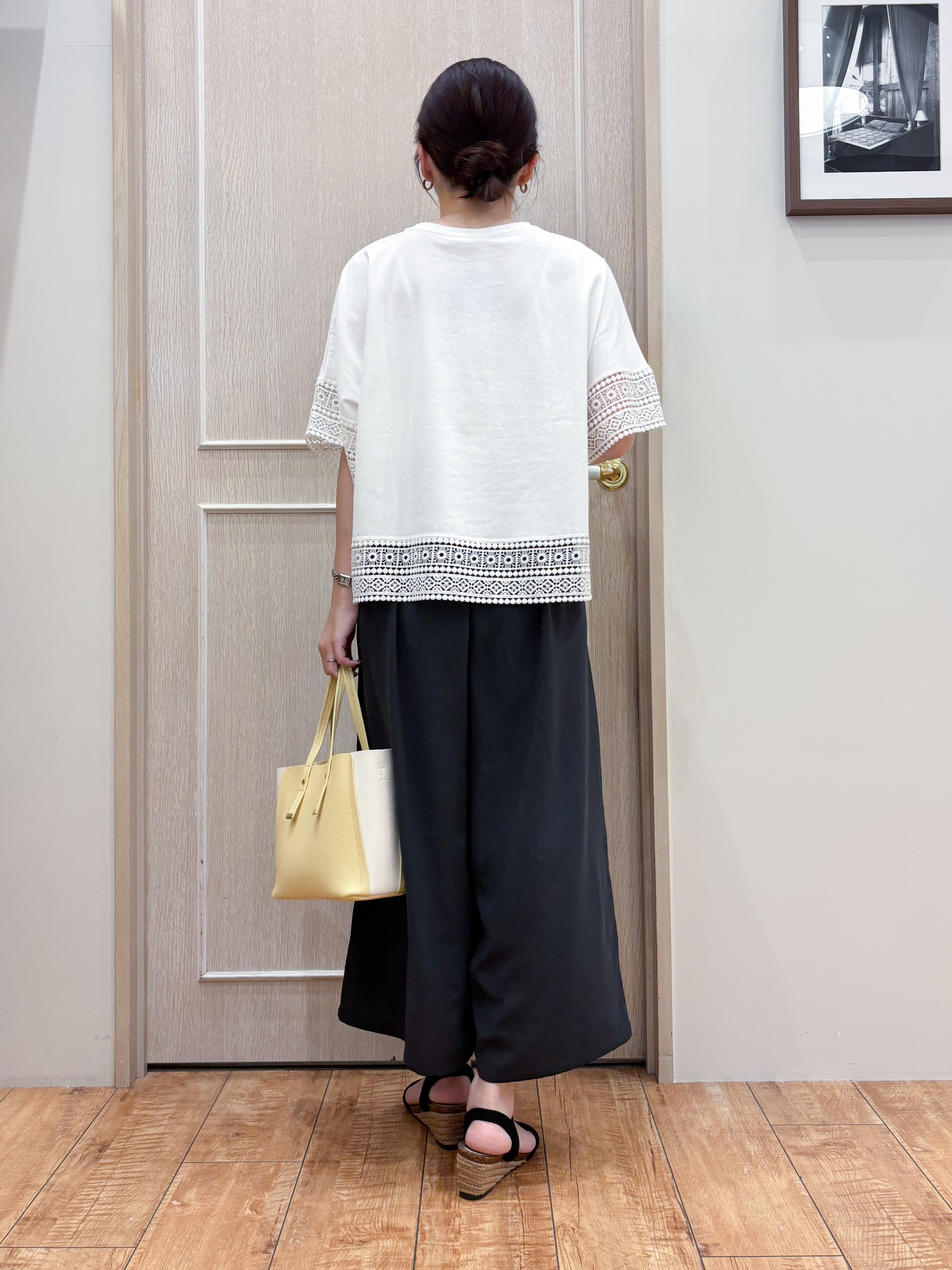 なみさんの「SHOO･LA･RUE｜【洗濯機可/体型カバー/S-LL】レース使いがポイント デザインTシャツ」を使ったコーディネート