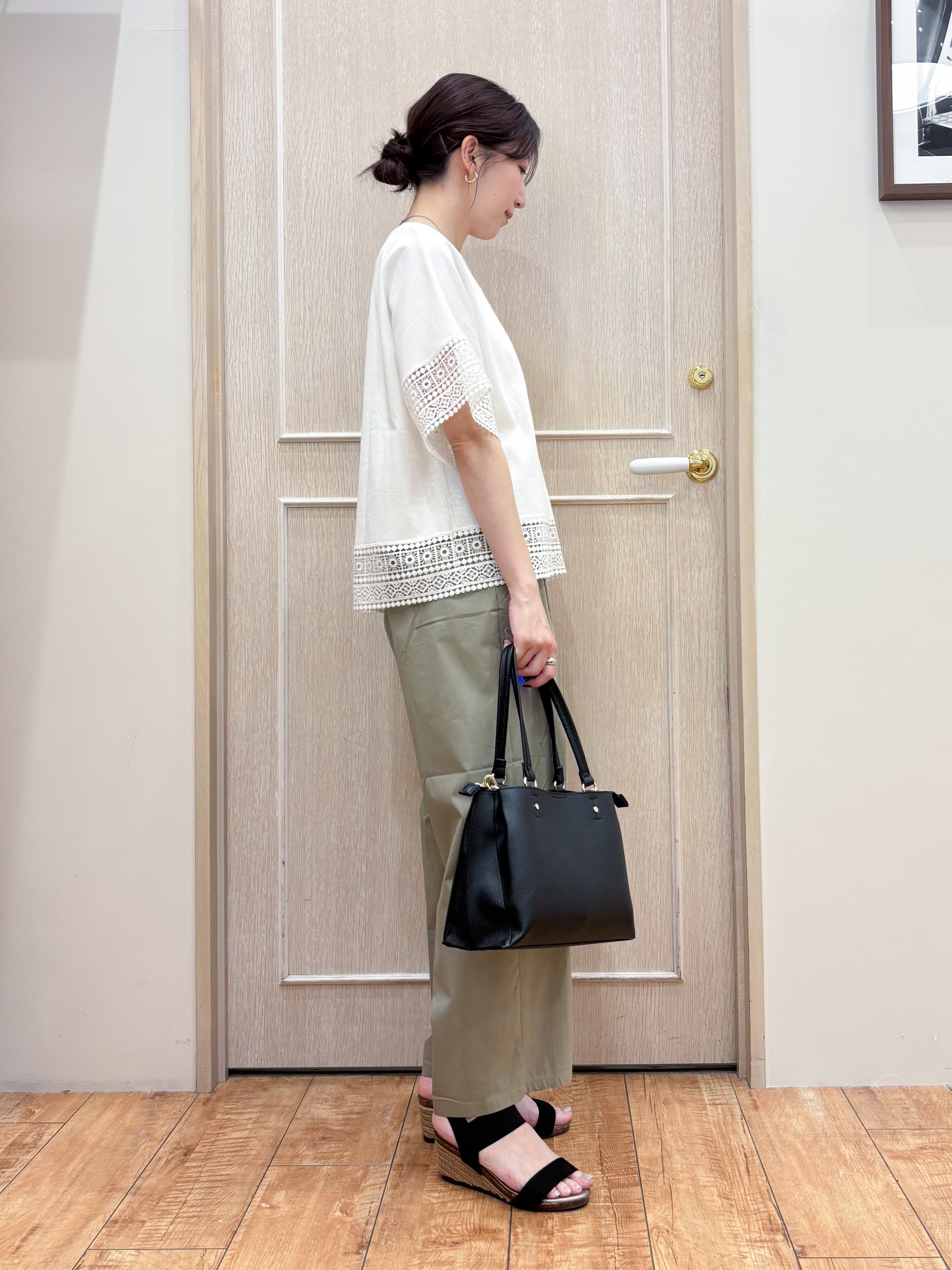 なみさんの「SHOO･LA･RUE｜【洗濯機可/体型カバー/S-LL】レース使いがポイント デザインTシャツ」を使ったコーディネート