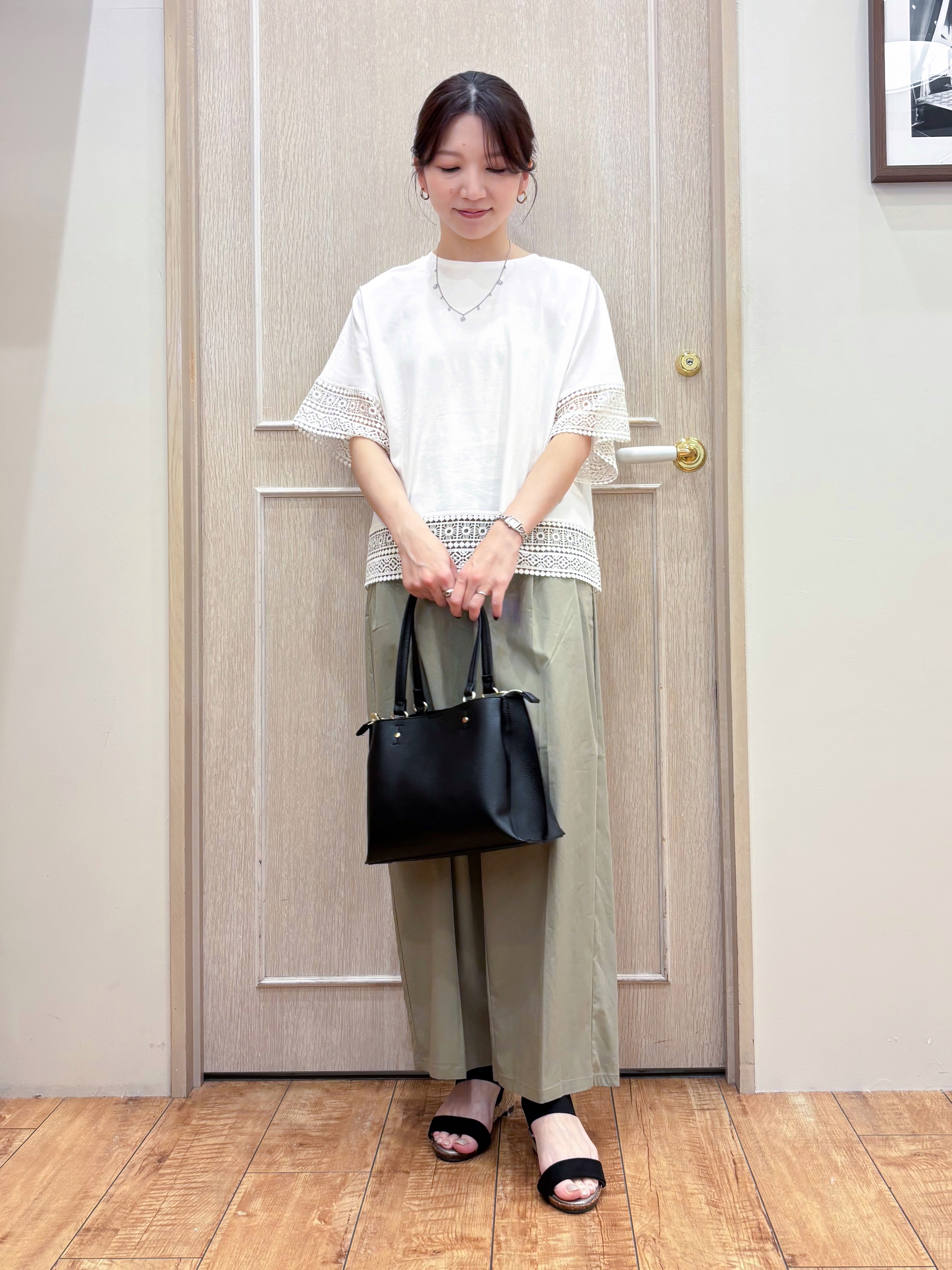 なみさんの「SHOO･LA･RUE｜【洗濯機可/体型カバー/S-LL】レース使いがポイント デザインTシャツ」を使ったコーディネート