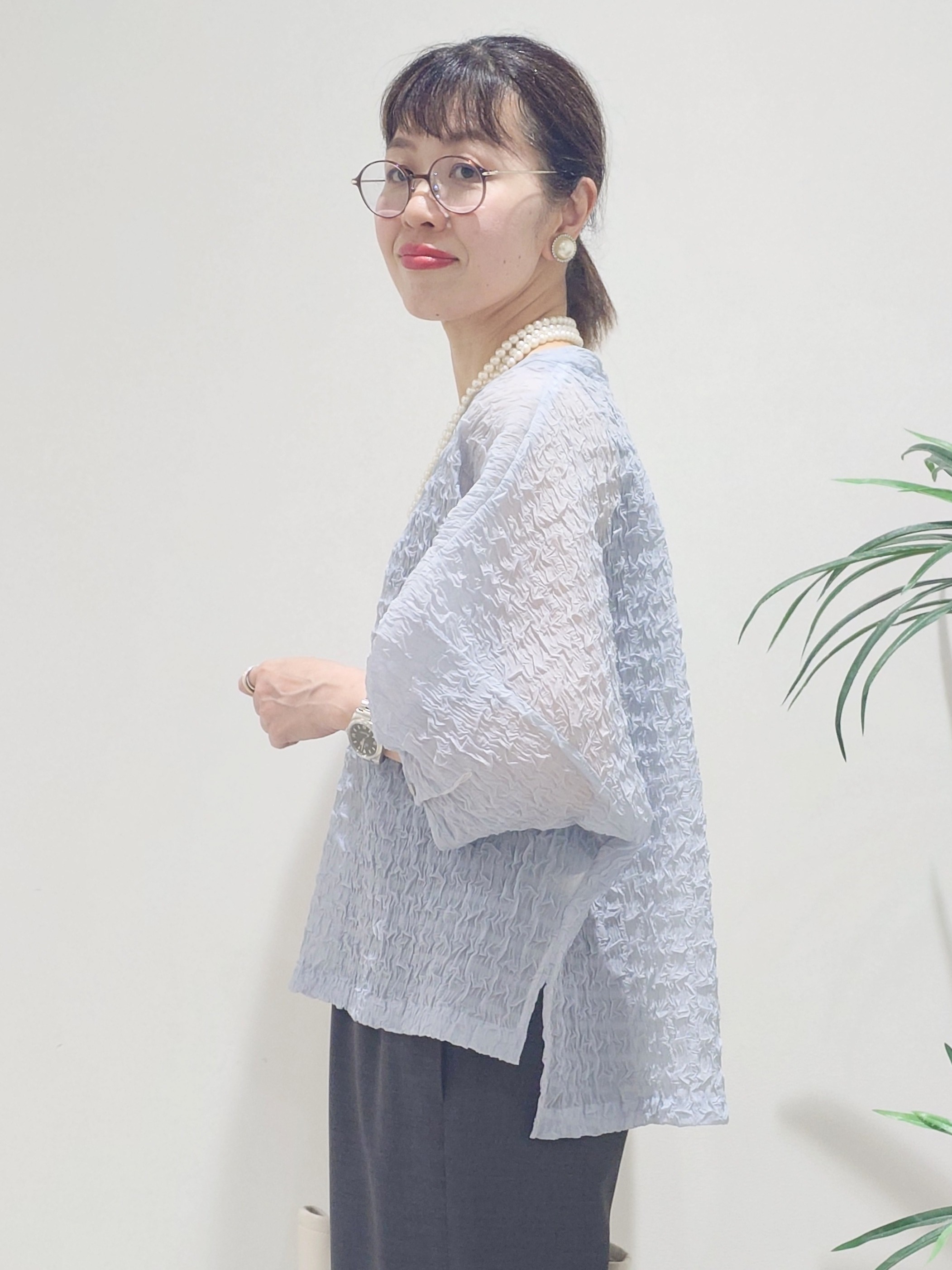 MUTSUKOさんの「UNTITLED｜【洗える】シアーVネックブラウス」を使ったコーディネート