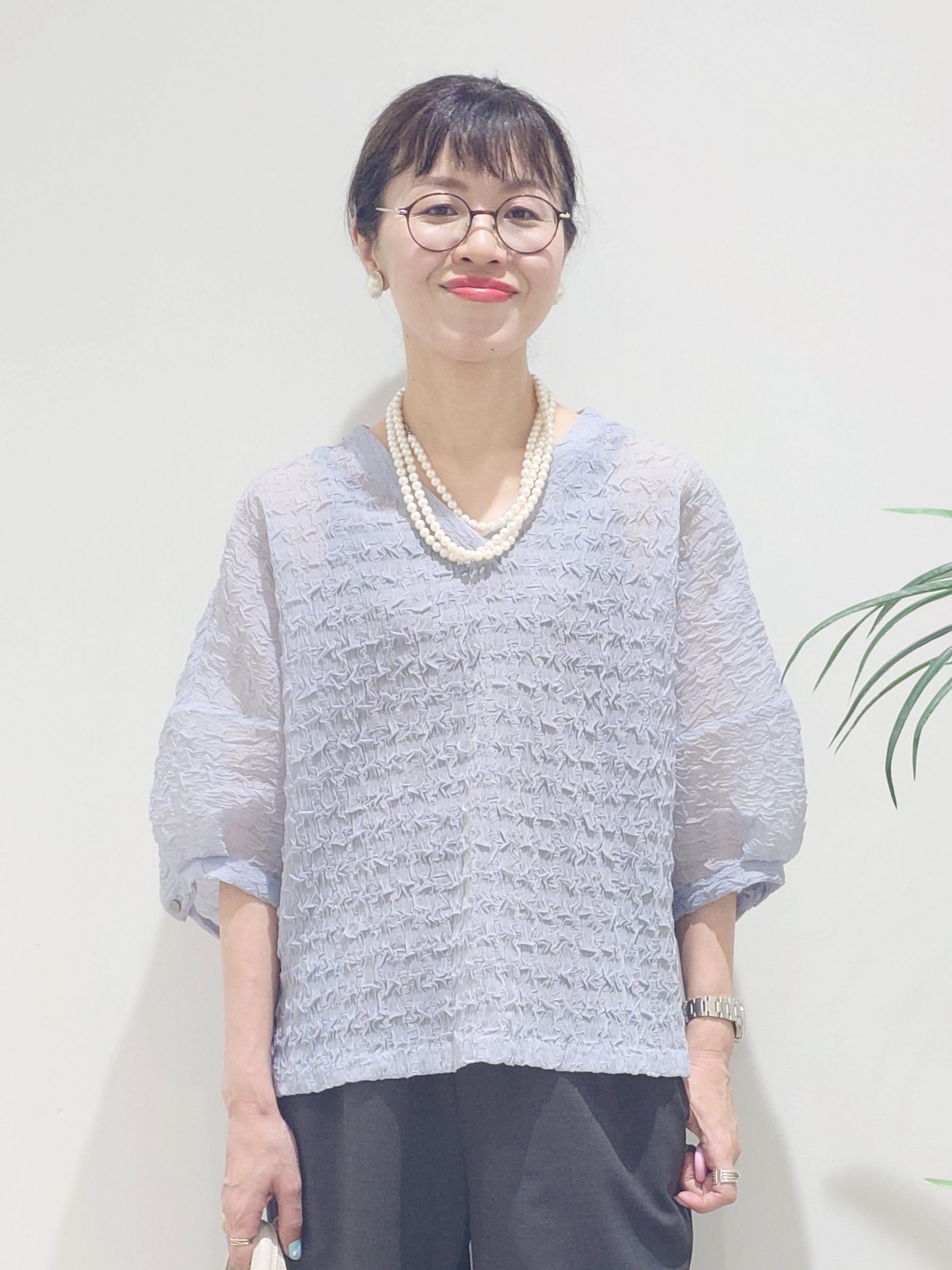 MUTSUKOさんの「UNTITLED｜【洗える】シアーVネックブラウス」を使ったコーディネート