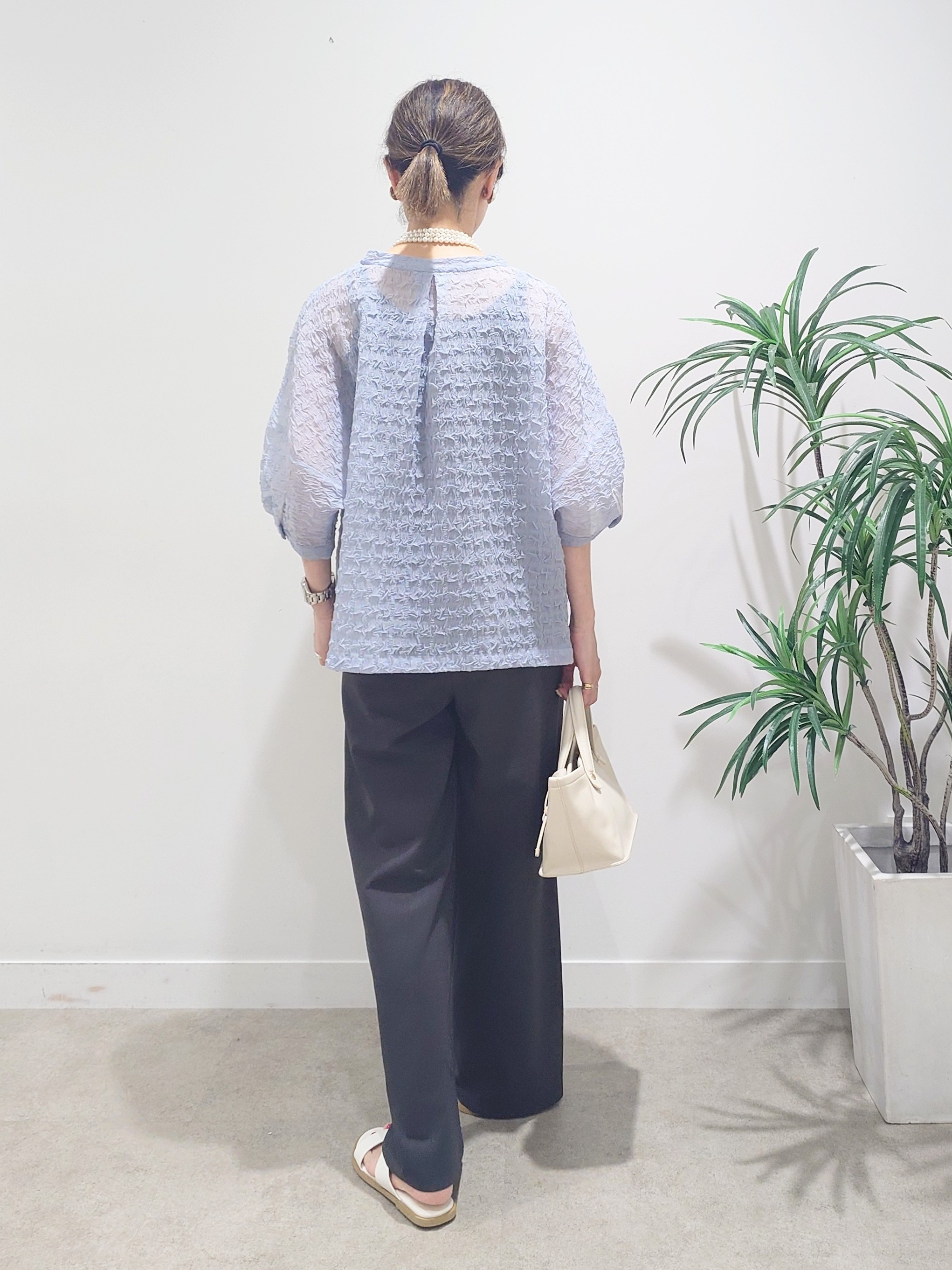 MUTSUKOさんの「UNTITLED｜【洗える】シアーVネックブラウス」を使ったコーディネート