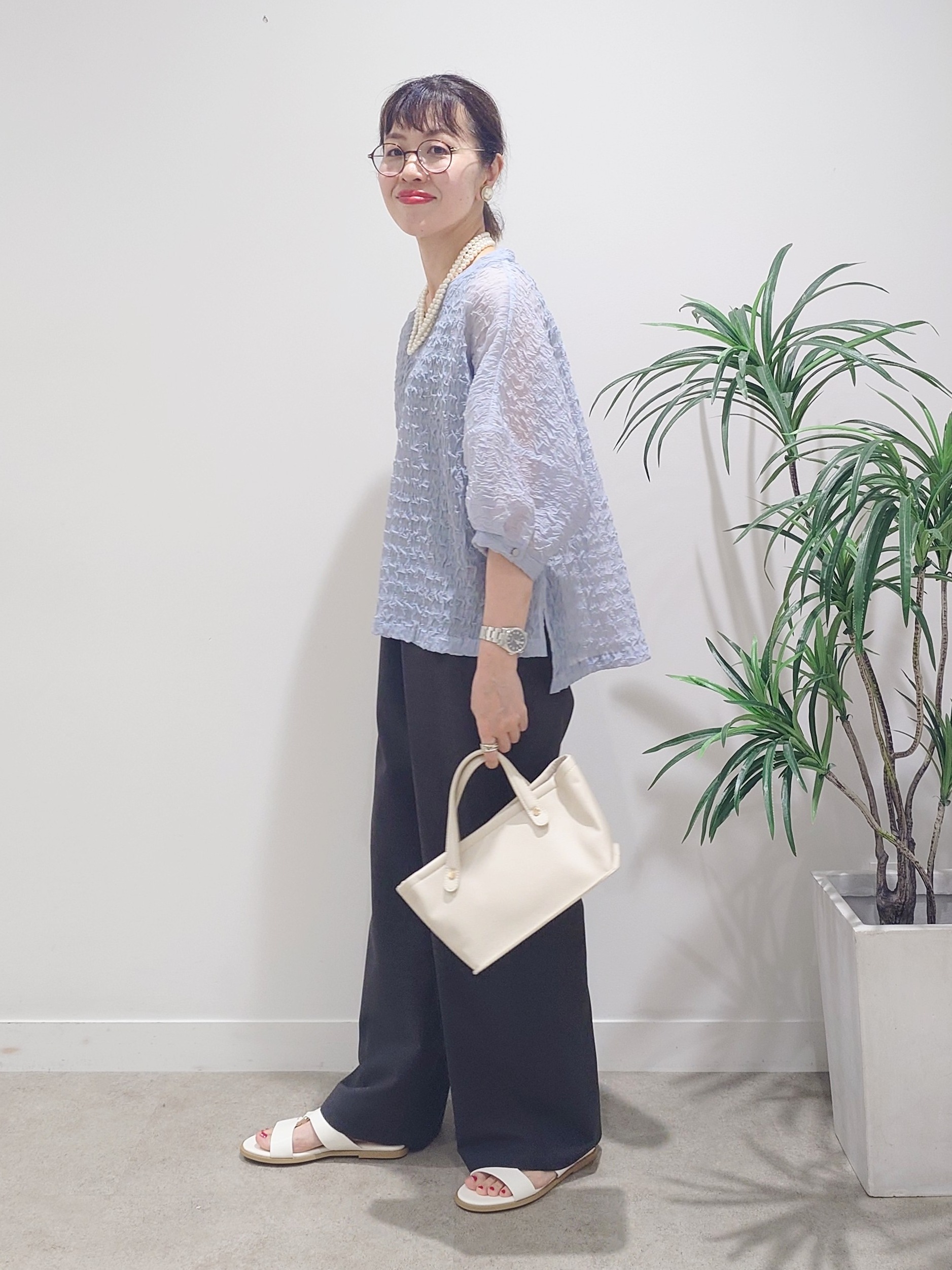 MUTSUKOさんの「UNTITLED｜【洗える】シアーVネックブラウス」を使ったコーディネート