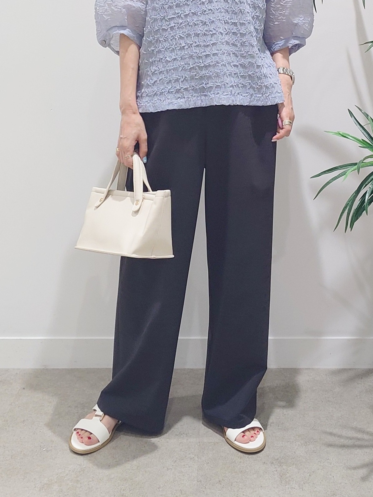 MUTSUKOさんの「UNTITLED｜【洗える】シアーVネックブラウス」を使ったコーディネート