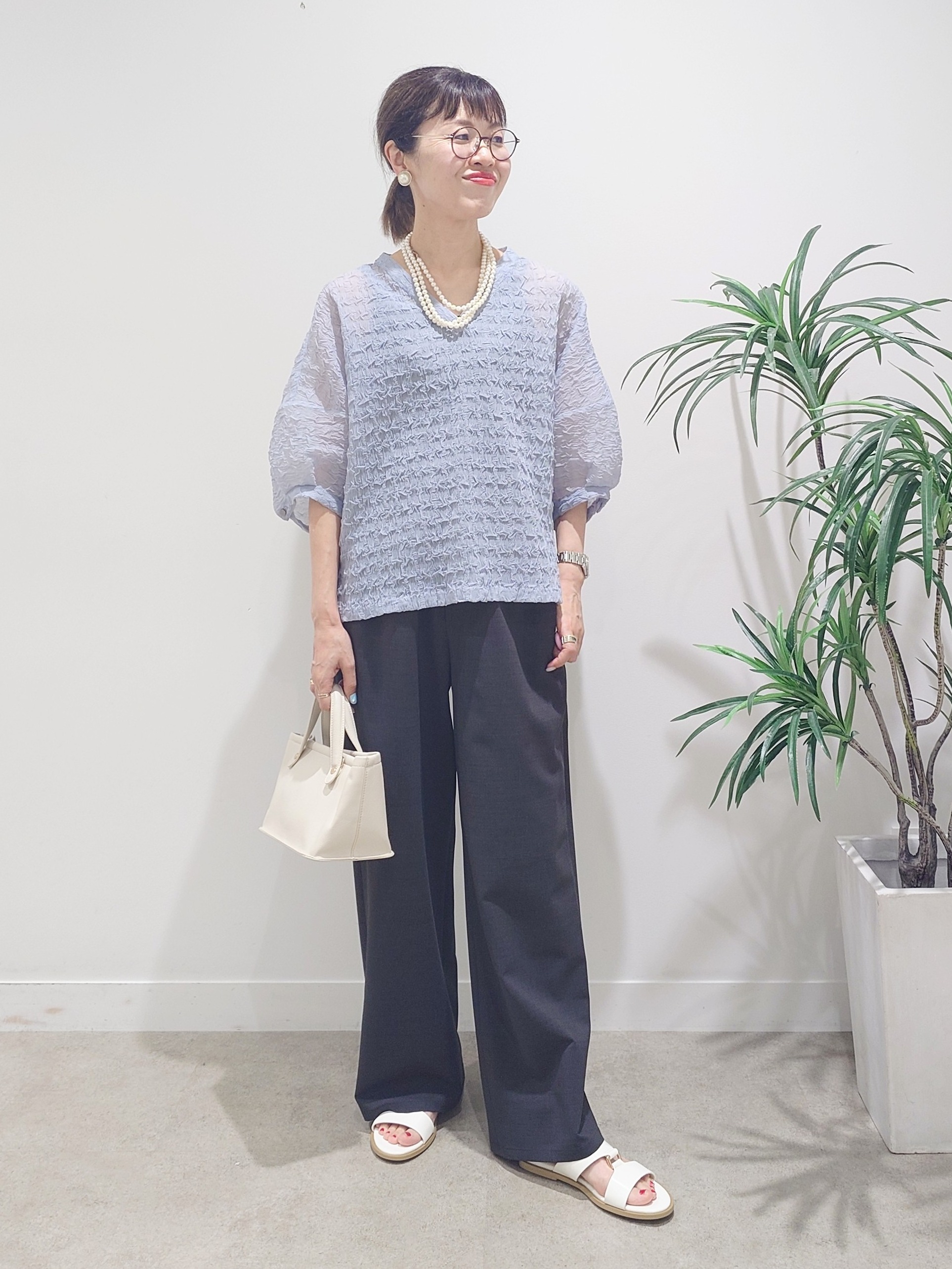 MUTSUKOさんの「UNTITLED｜【洗える】シアーVネックブラウス」を使ったコーディネート