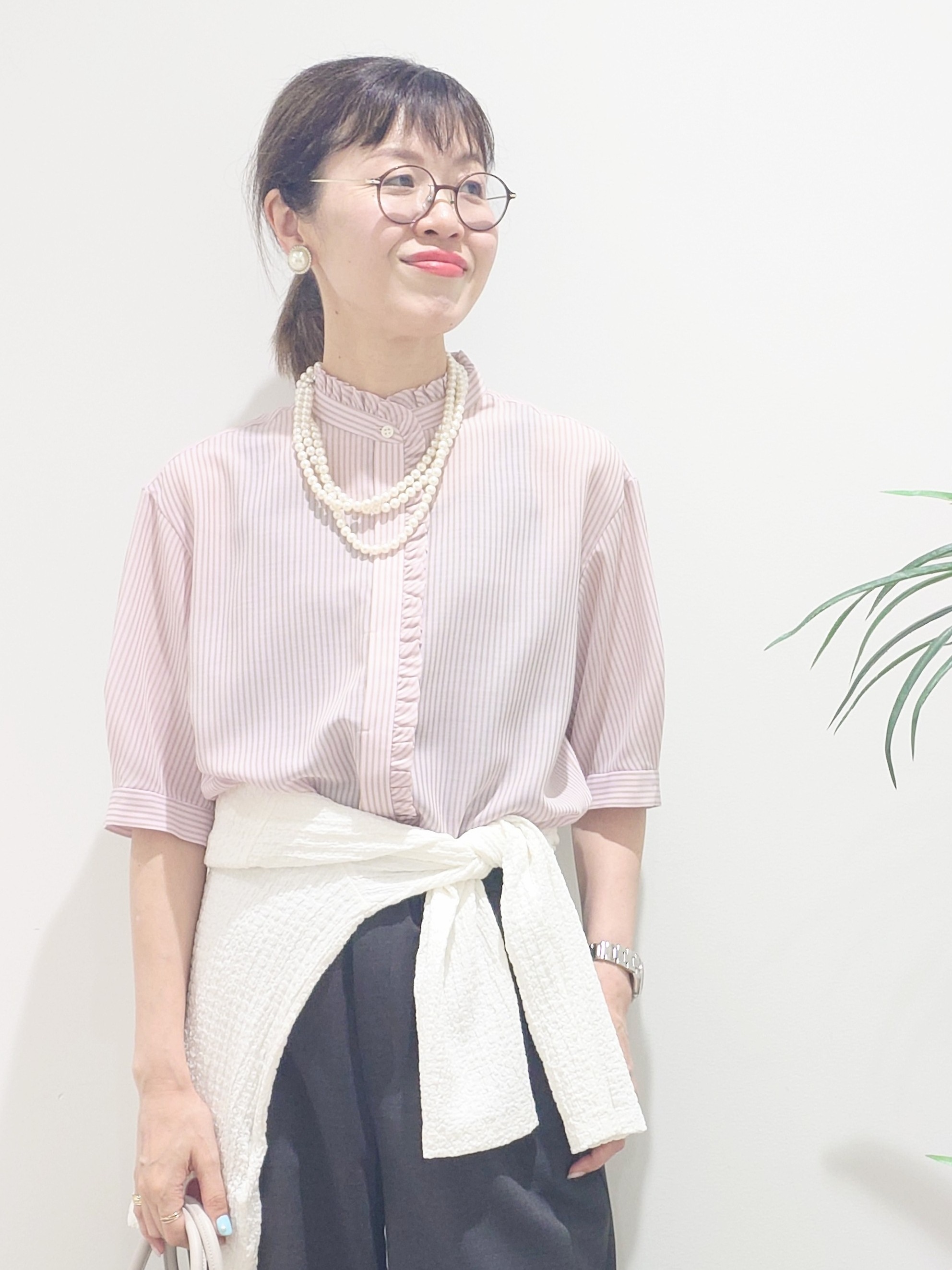 MUTSUKOさんの「UNTITLED｜【接触冷感/通気性/洗える】スタンドカラーフリルブラウス」を使ったコーディネート