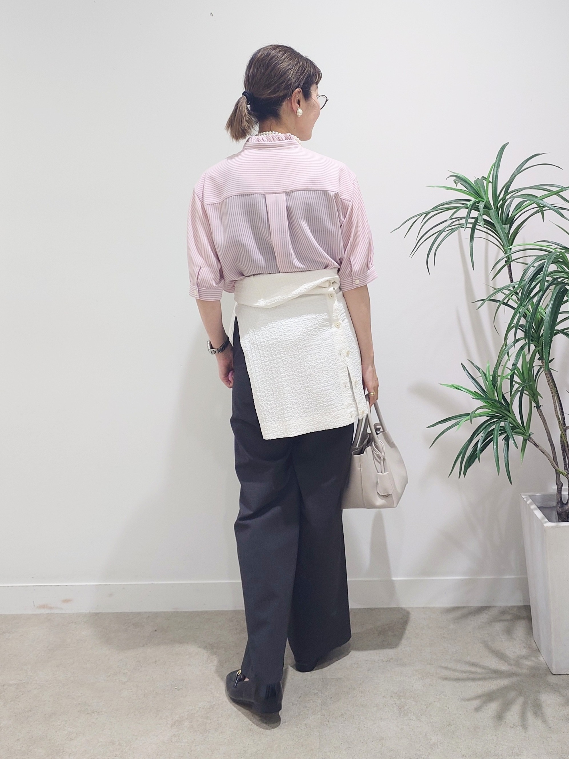 MUTSUKOさんの「UNTITLED｜【接触冷感/通気性/洗える】スタンドカラーフリルブラウス」を使ったコーディネート
