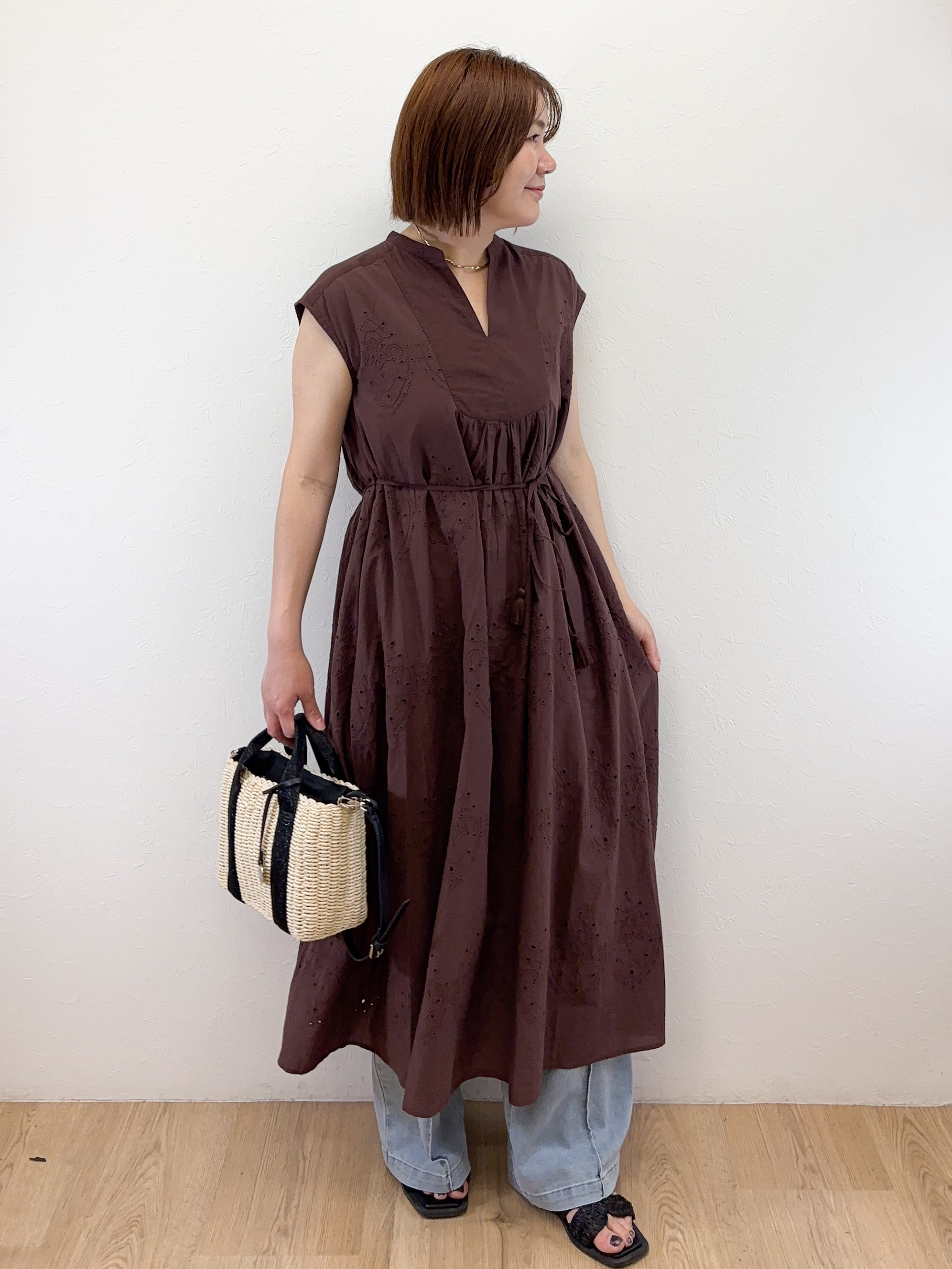 Takeさんの「OPAQUE.CLIP｜アイレットレース刺繍ワンピース【洗える】」を使ったコーディネート