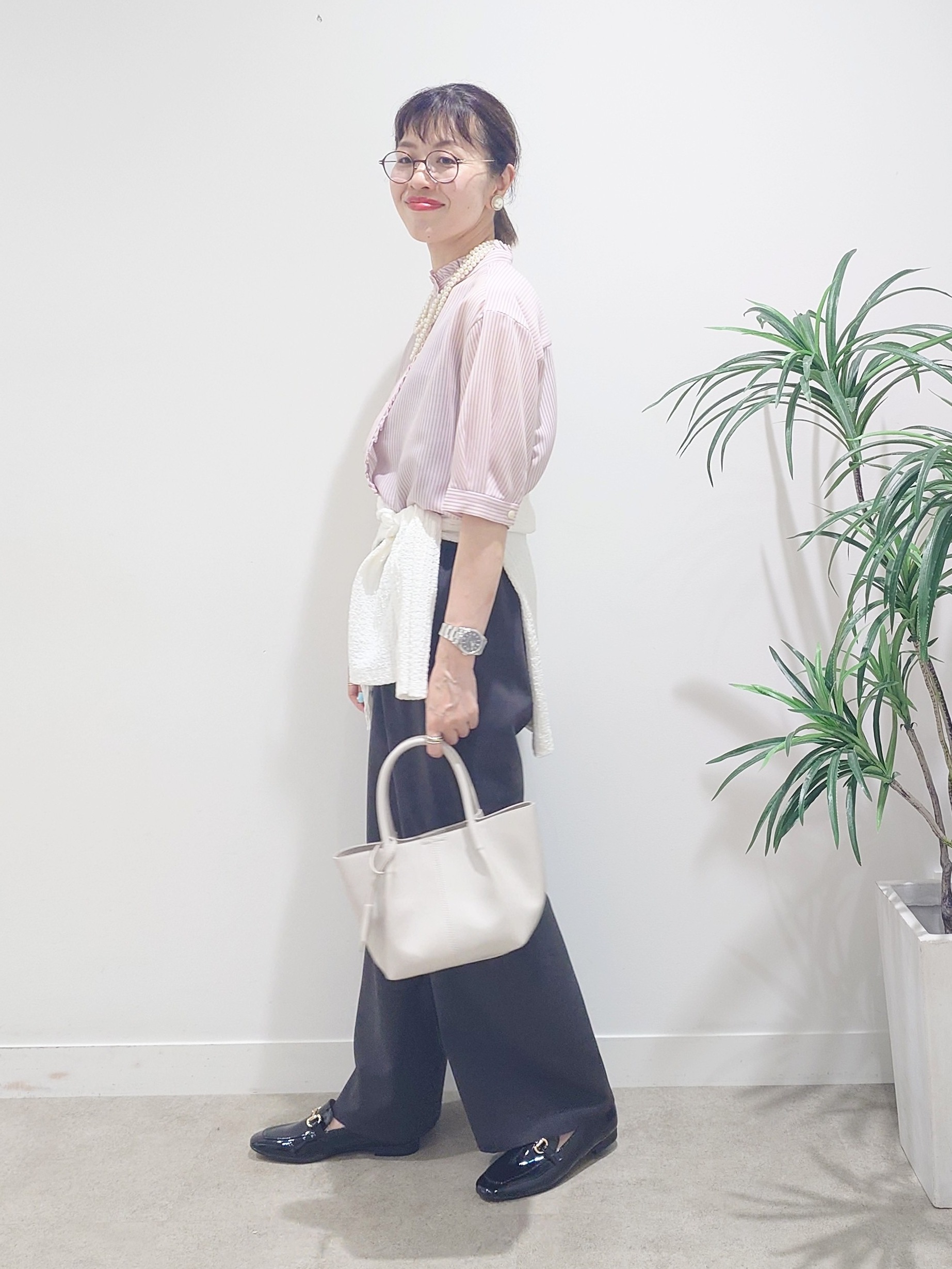 MUTSUKOさんの「UNTITLED｜【接触冷感/通気性/洗える】スタンドカラーフリルブラウス」を使ったコーディネート