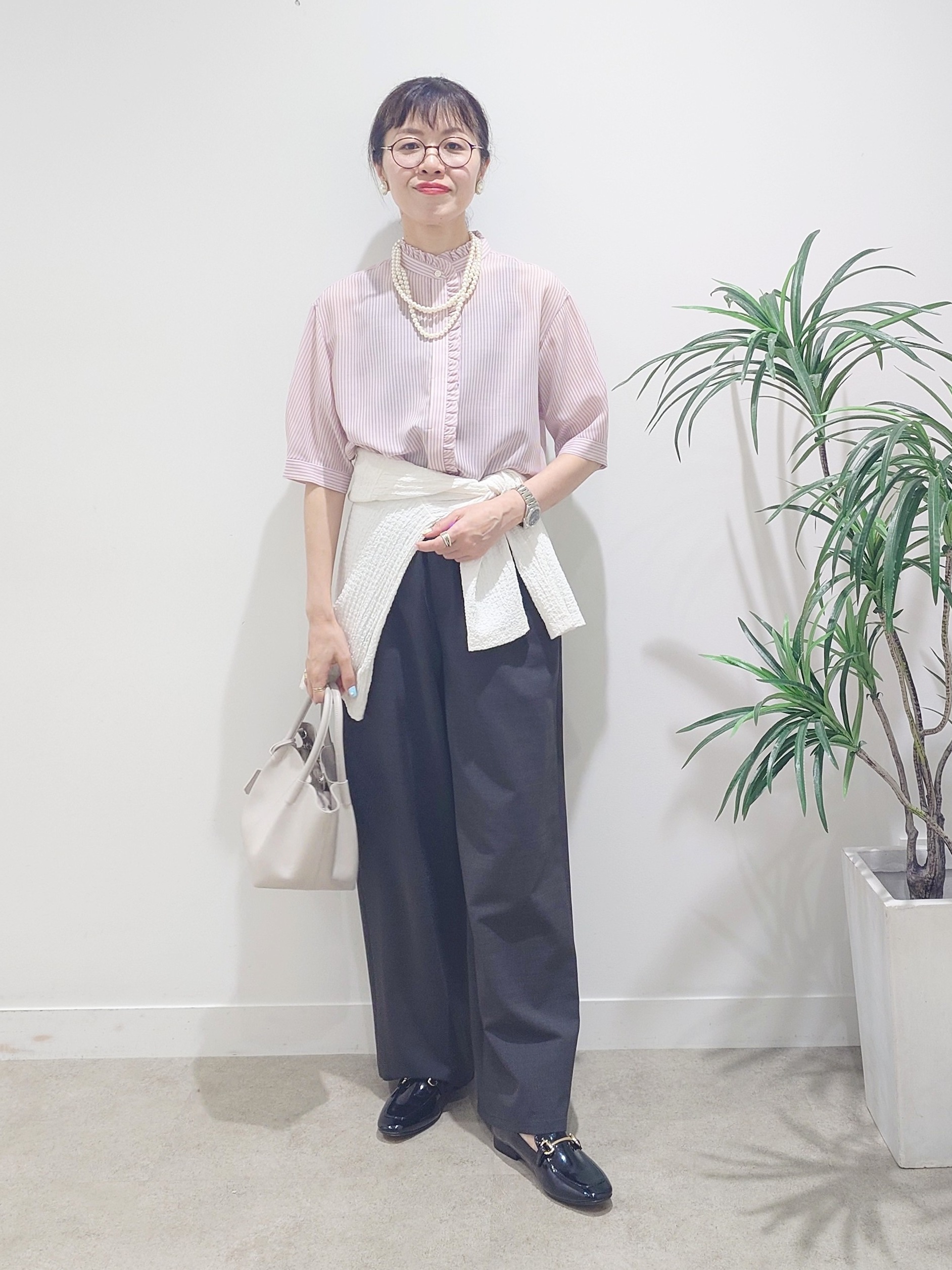 MUTSUKOさんの「UNTITLED｜【接触冷感/通気性/洗える】スタンドカラーフリルブラウス」を使ったコーディネート