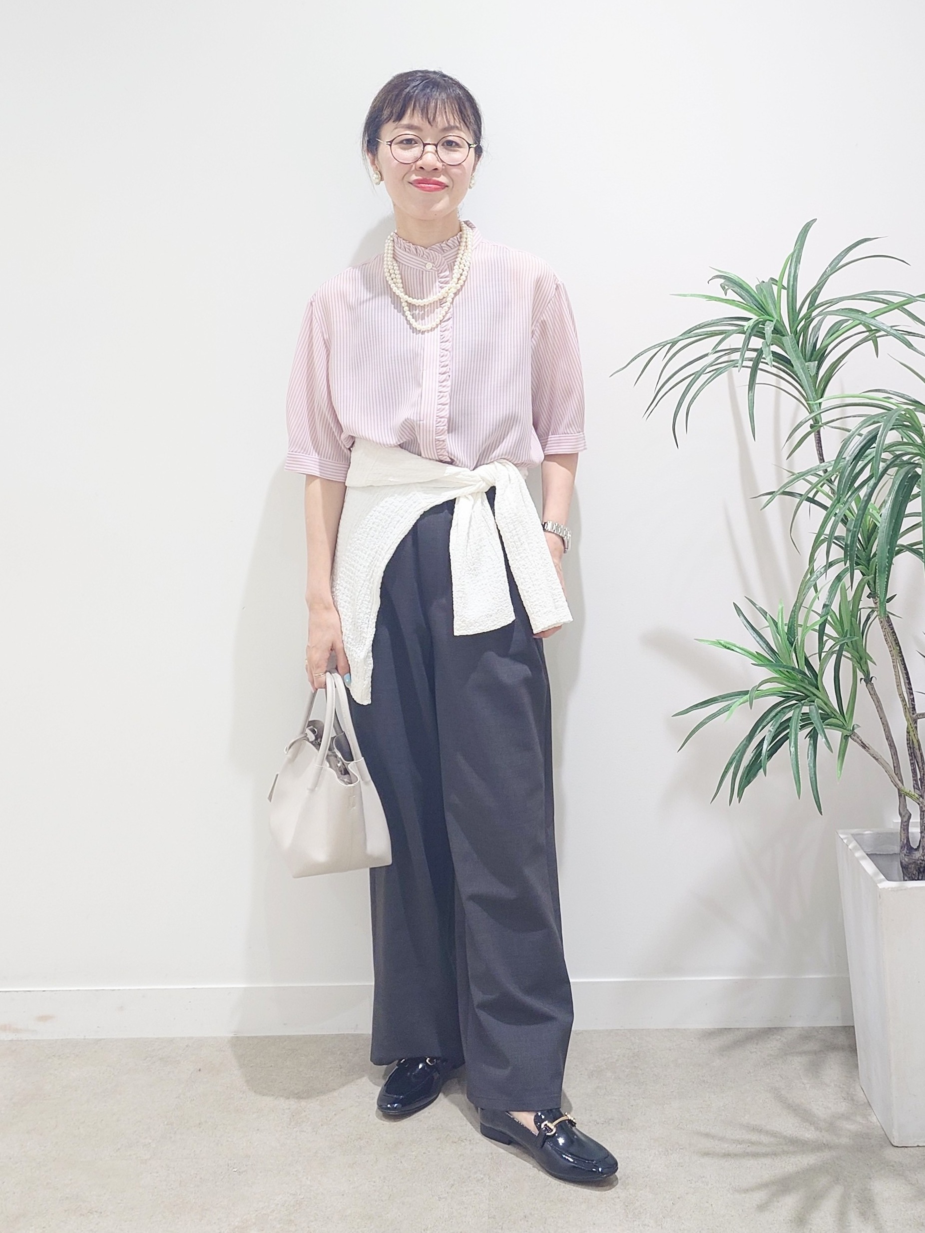 MUTSUKOさんの「UNTITLED｜【接触冷感/通気性/洗える】スタンドカラーフリルブラウス」を使ったコーディネート