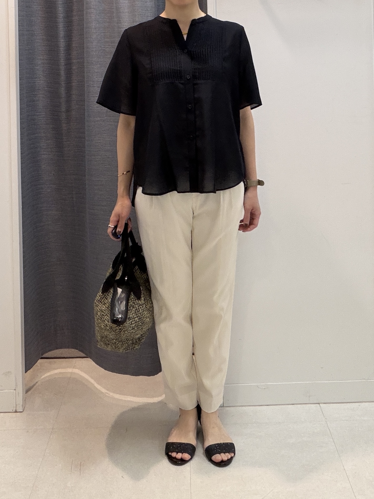 shihoさんの「INDIVI｜【接触冷感/洗える】シアーシャンブレーピンタックブラウス」を使ったコーディネート