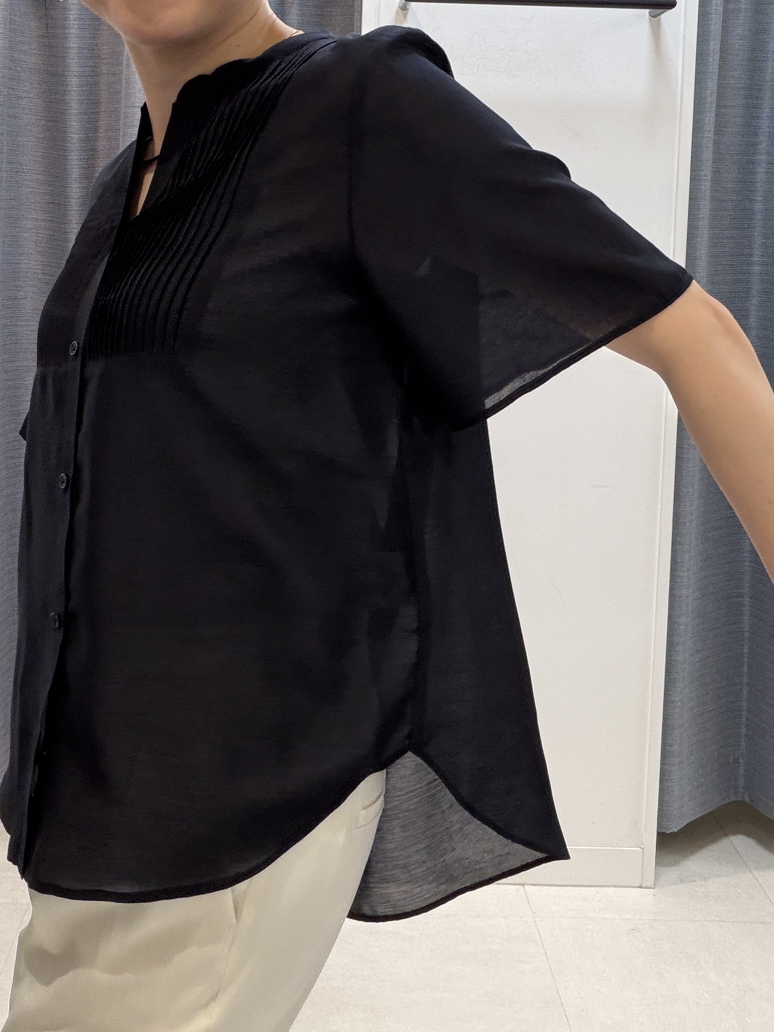 shihoさんの「INDIVI｜【接触冷感/洗える】シアーシャンブレーピンタックブラウス」を使ったコーディネート