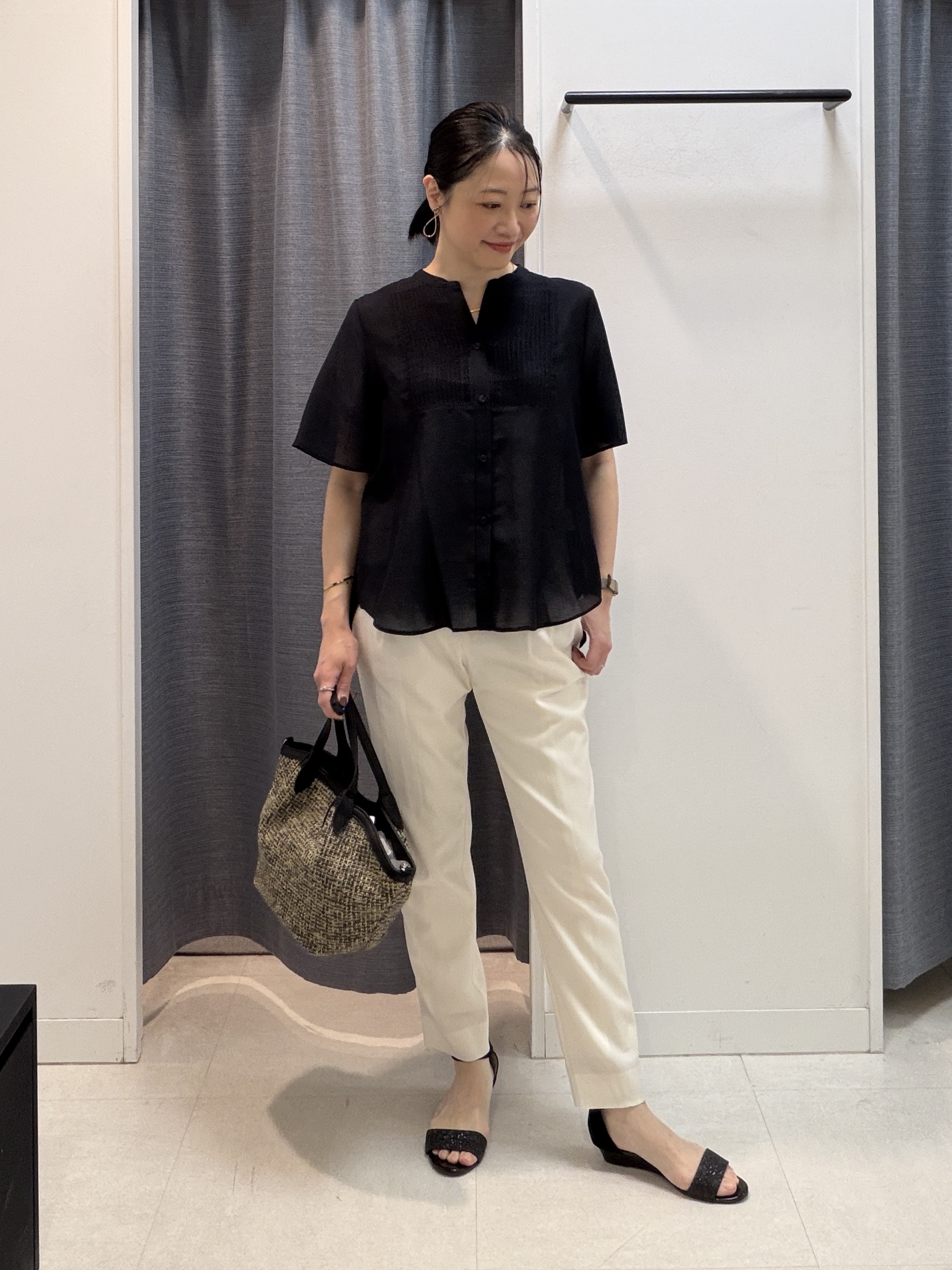 shihoさんの「INDIVI｜【接触冷感/洗える】シアーシャンブレーピンタックブラウス」を使ったコーディネート