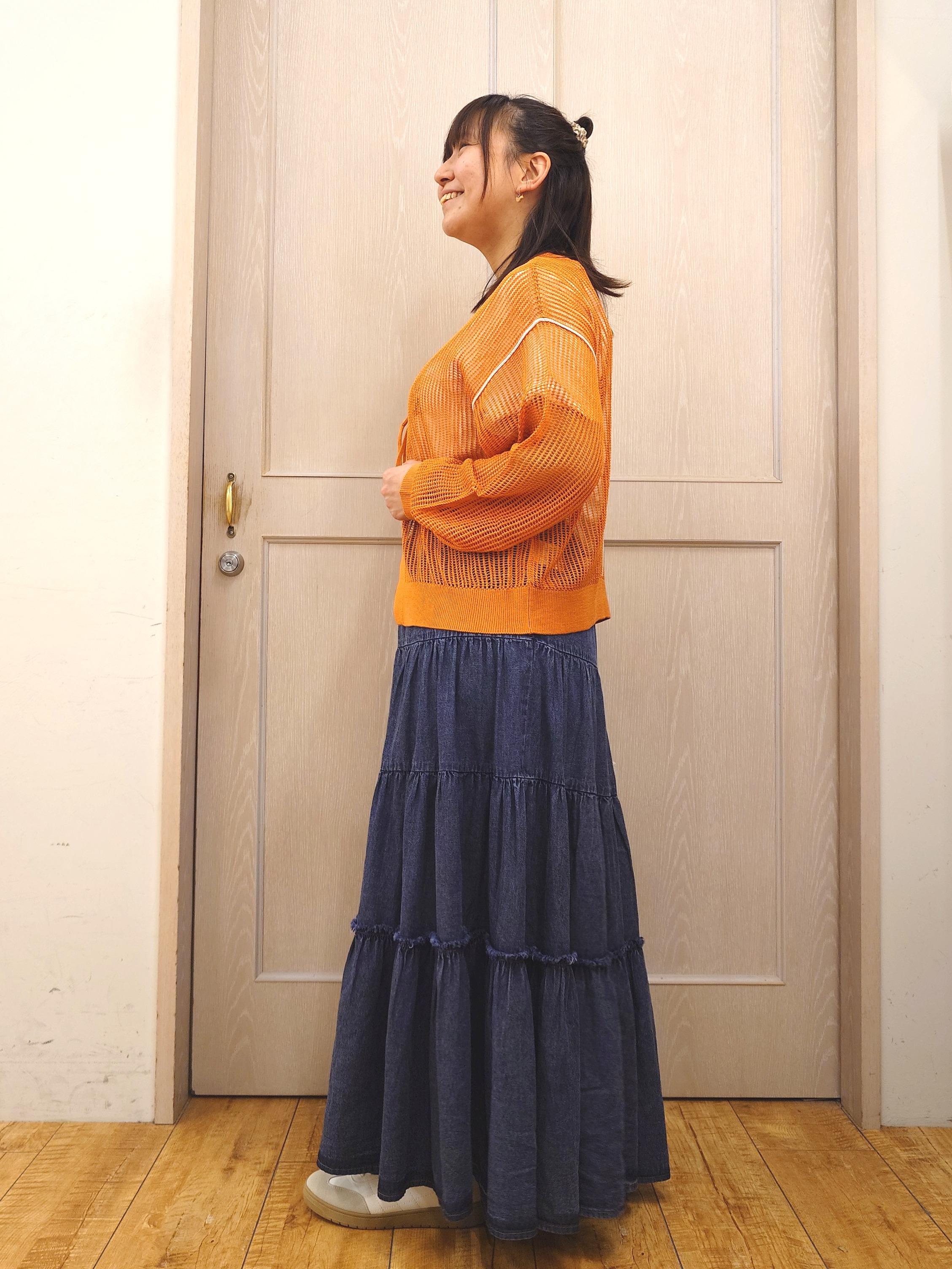 とろろさんの「SHOO･LA･RUE｜【2点セット/洗濯機可/S-LL】時短でこなれ見え カーデにもなる2WAYメッシュニット+半袖ロゴT」を使ったコーディネート