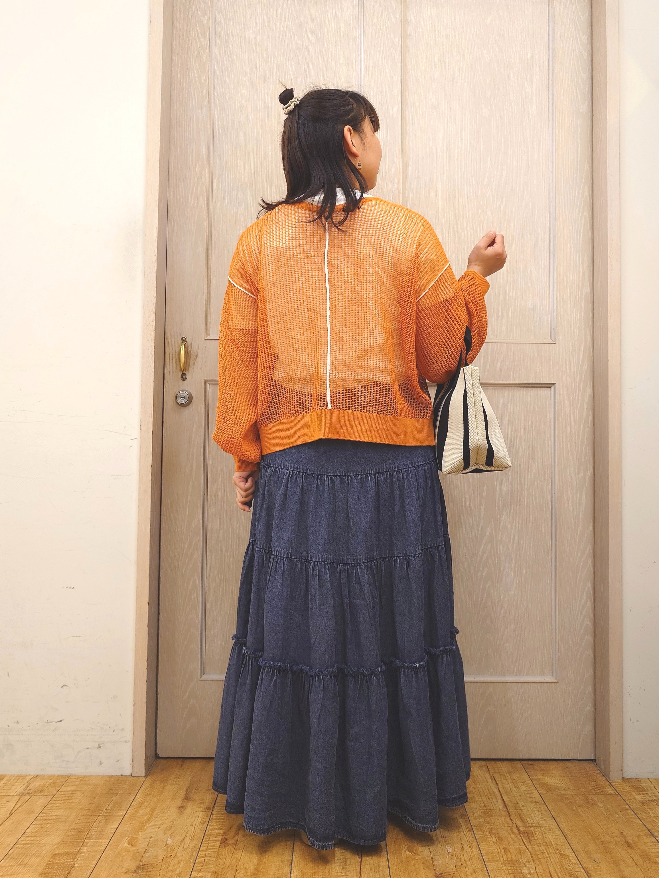 とろろさんの「SHOO･LA･RUE｜【2点セット/洗濯機可/S-LL】時短でこなれ見え カーデにもなる2WAYメッシュニット+半袖ロゴT」を使ったコーディネート