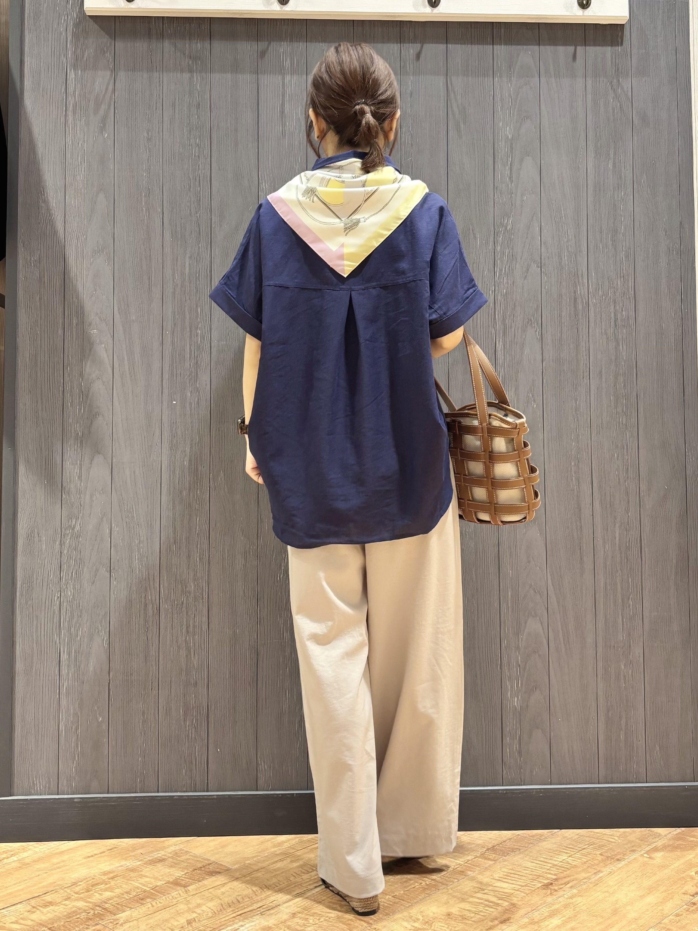 meiさんの「SHOO･LA･RUE｜【UV/吸水速乾/抗菌防臭】インせず着られる フレンチリネンスキッパーシャツ」を使ったコーディネート
