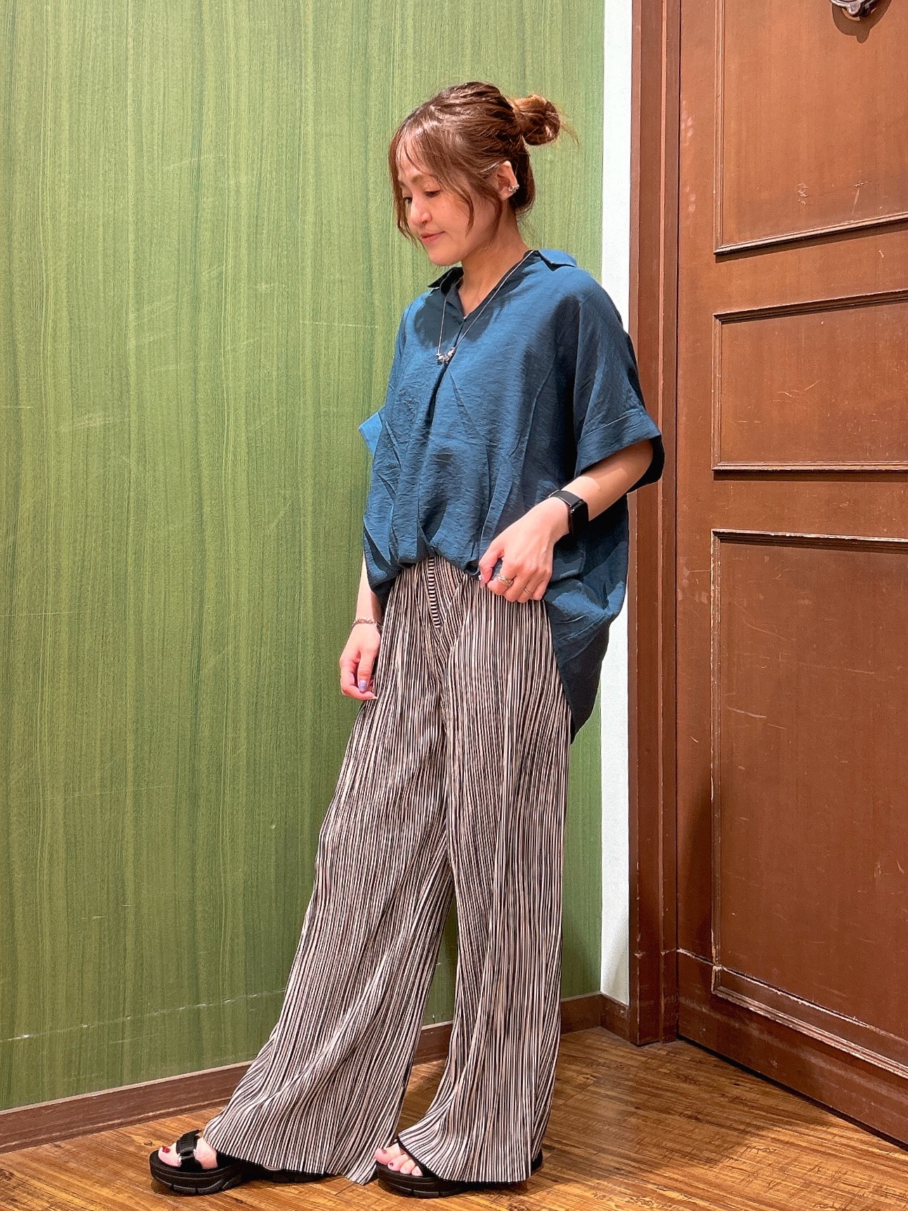 かおりさんの「SHOO･LA･RUE｜【S-LL/洗濯機可】インせず着られる 裾タック スキッパーシャツ」を使ったコーディネート