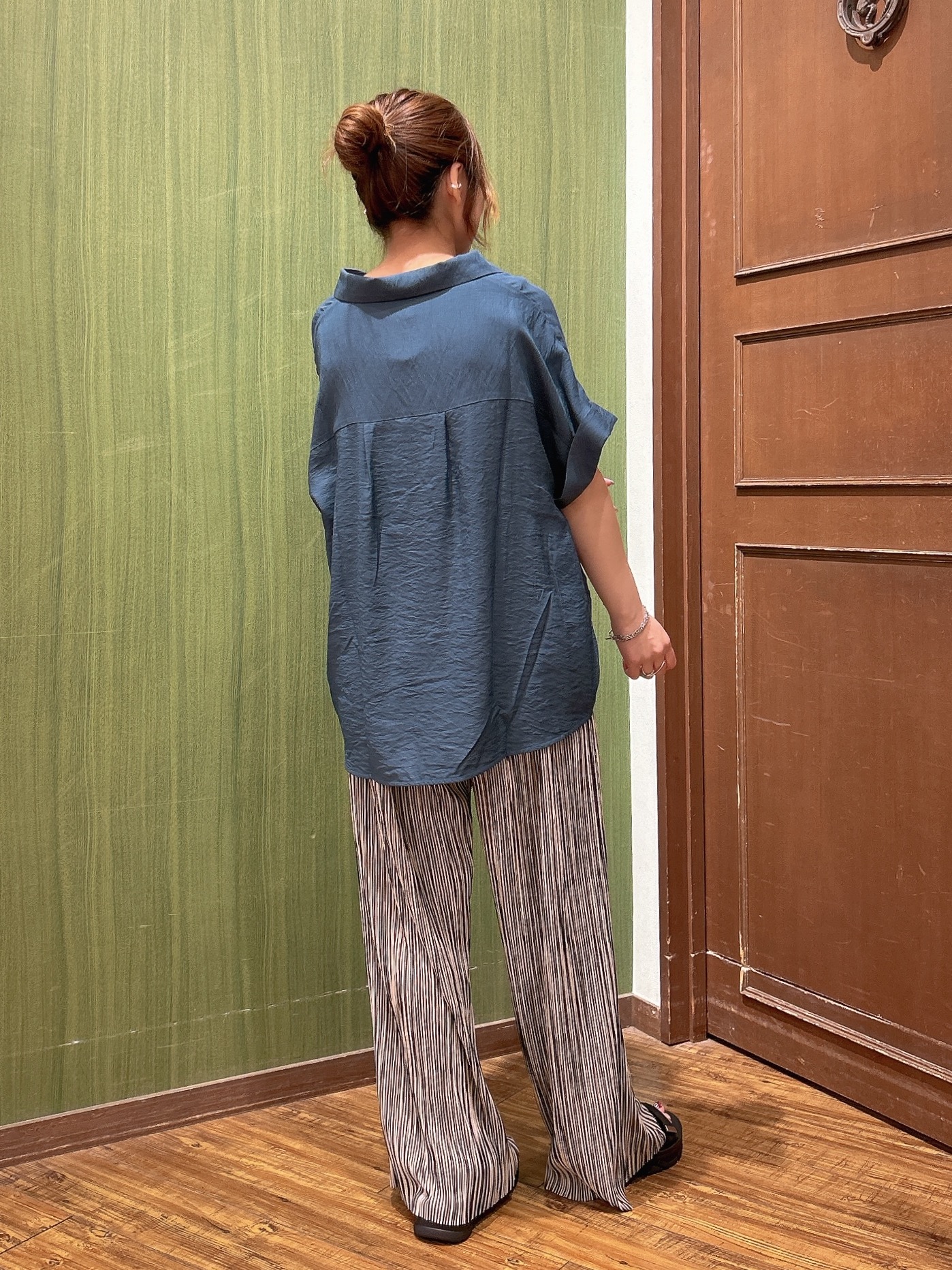 かおりさんの「SHOO･LA･RUE｜【S-LL/洗濯機可】インせず着られる 裾タック スキッパーシャツ」を使ったコーディネート
