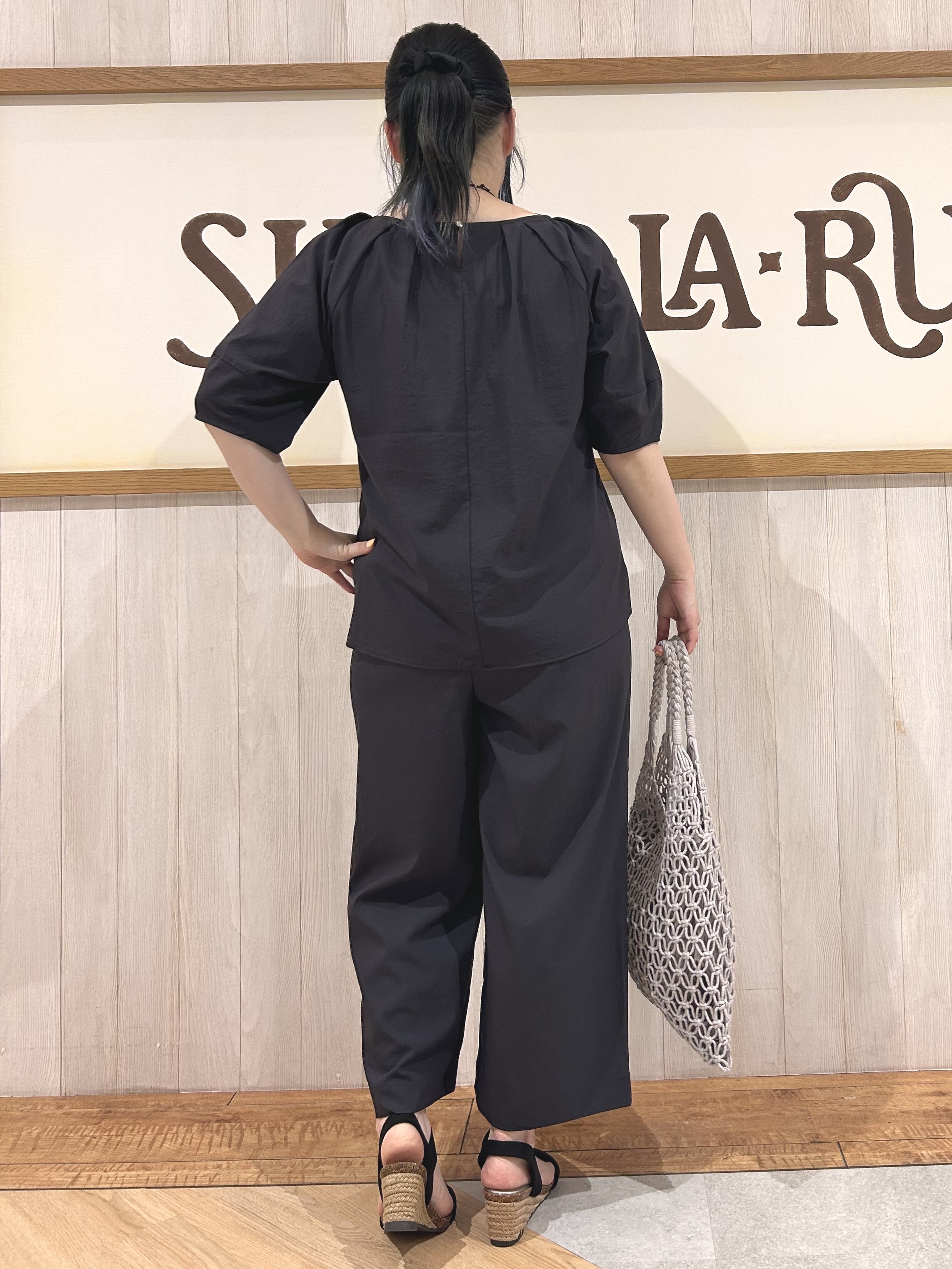 まるさんの「SHOO･LA･RUE｜【S-LL/洗濯機可/セットアップ可】軽凛(かろりん) タックブラウス」を使ったコーディネート