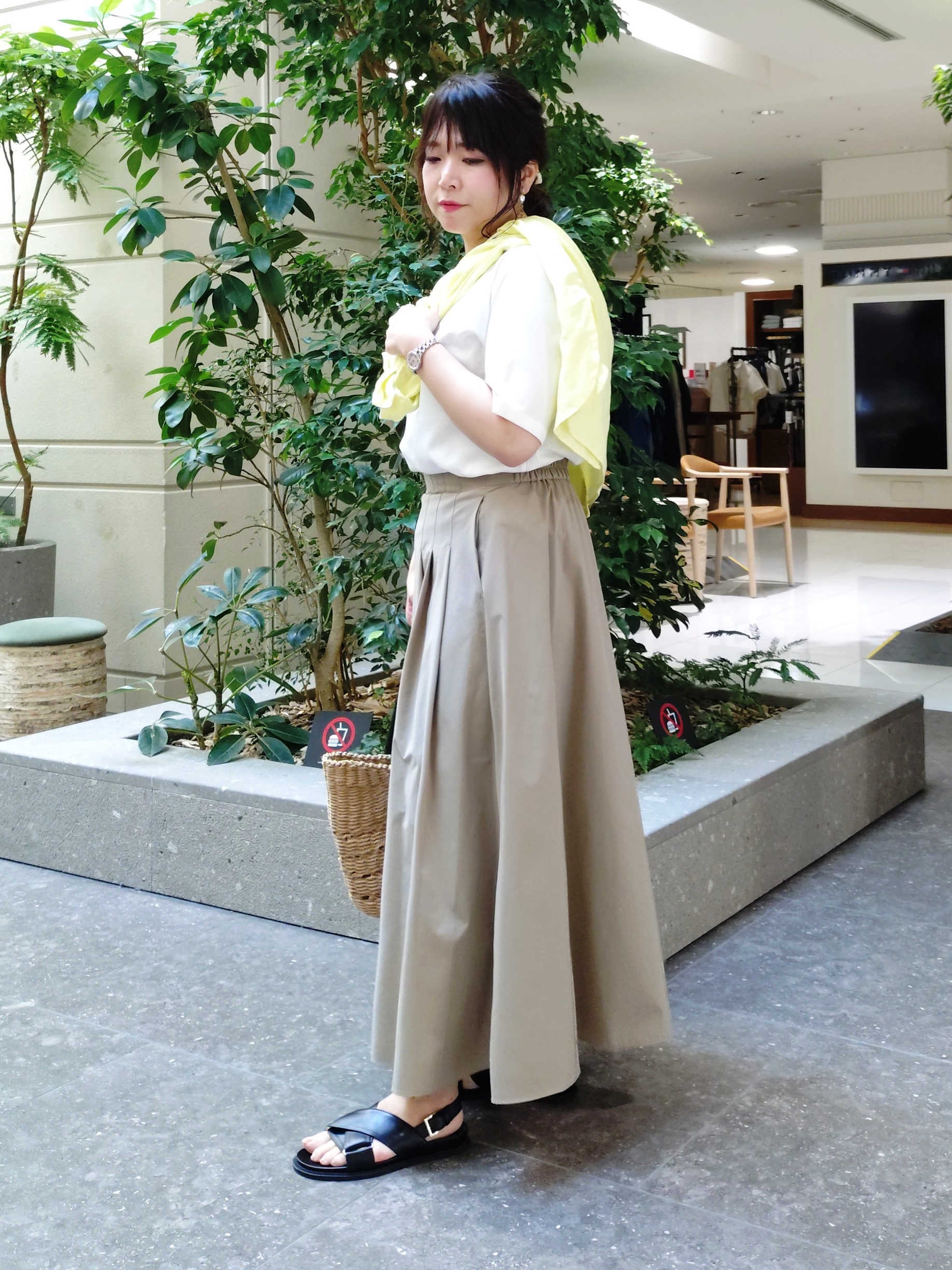 TOMOMIさんの「INDIVI｜【撥水／UVケア／SETUP可能】軽量マキシ丈タックスカート」を使ったコーディネート