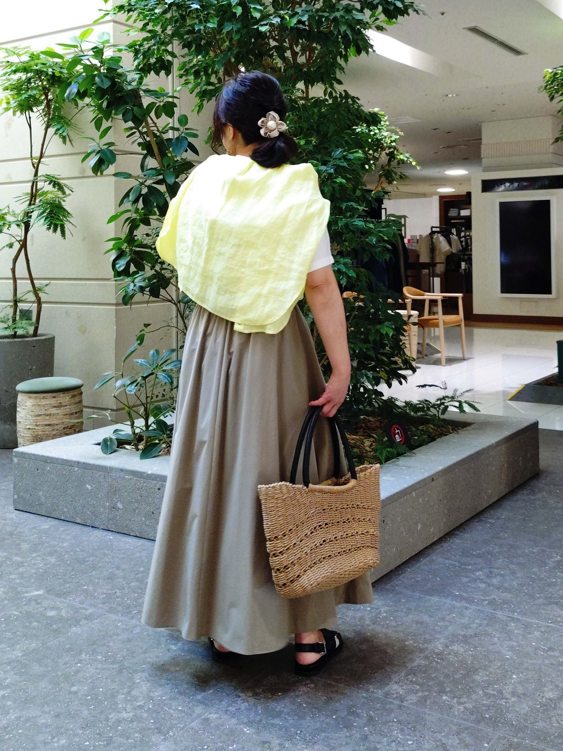 TOMOMIさんの「INDIVI｜【撥水／UVケア／SETUP可能】軽量マキシ丈タックスカート」を使ったコーディネート