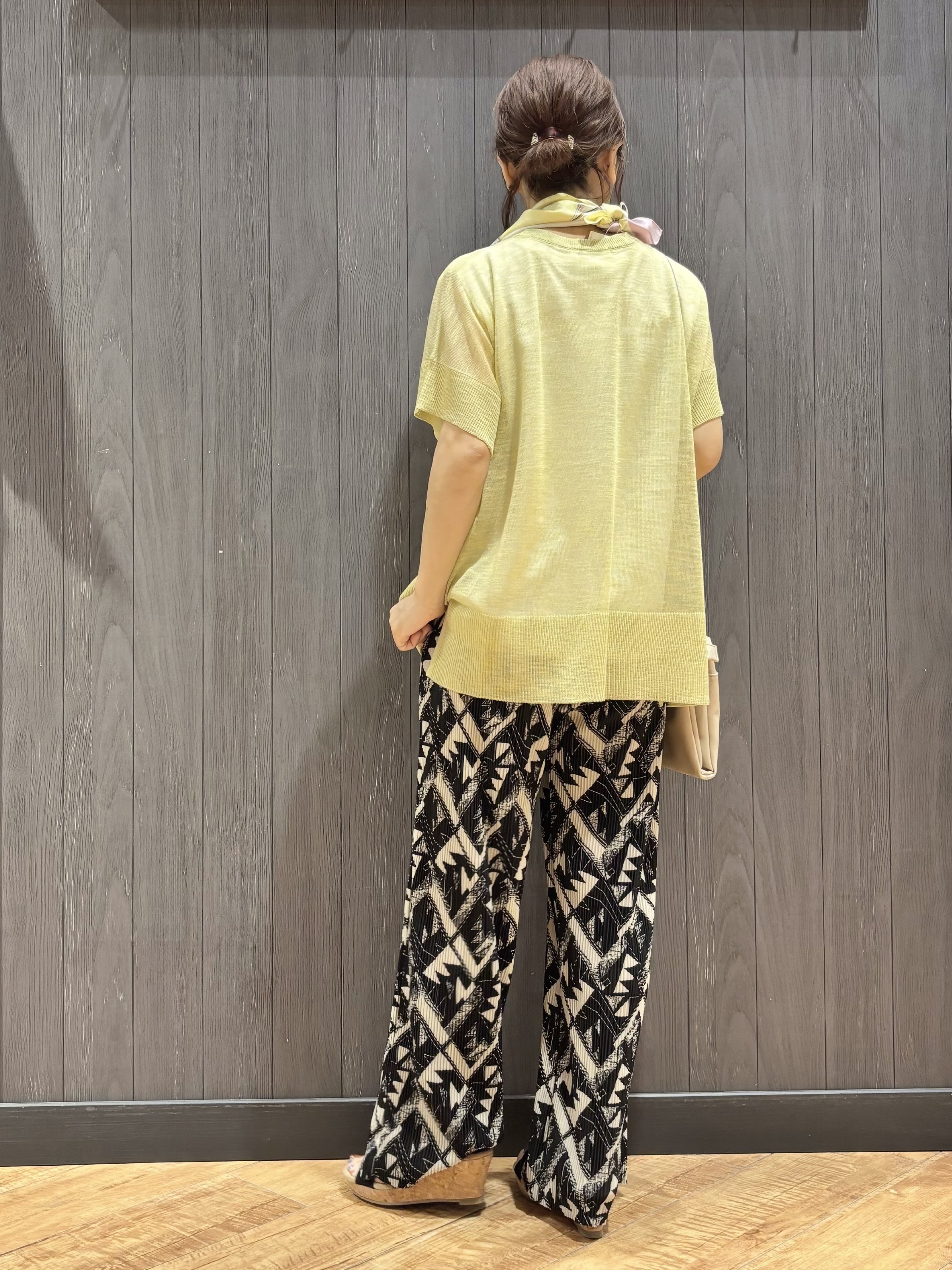 meiさんの「SHOO･LA･RUE｜【2点セット/S-LL/体型カバー】さらりと涼し気 シアーニット+タンクトップ」を使ったコーディネート