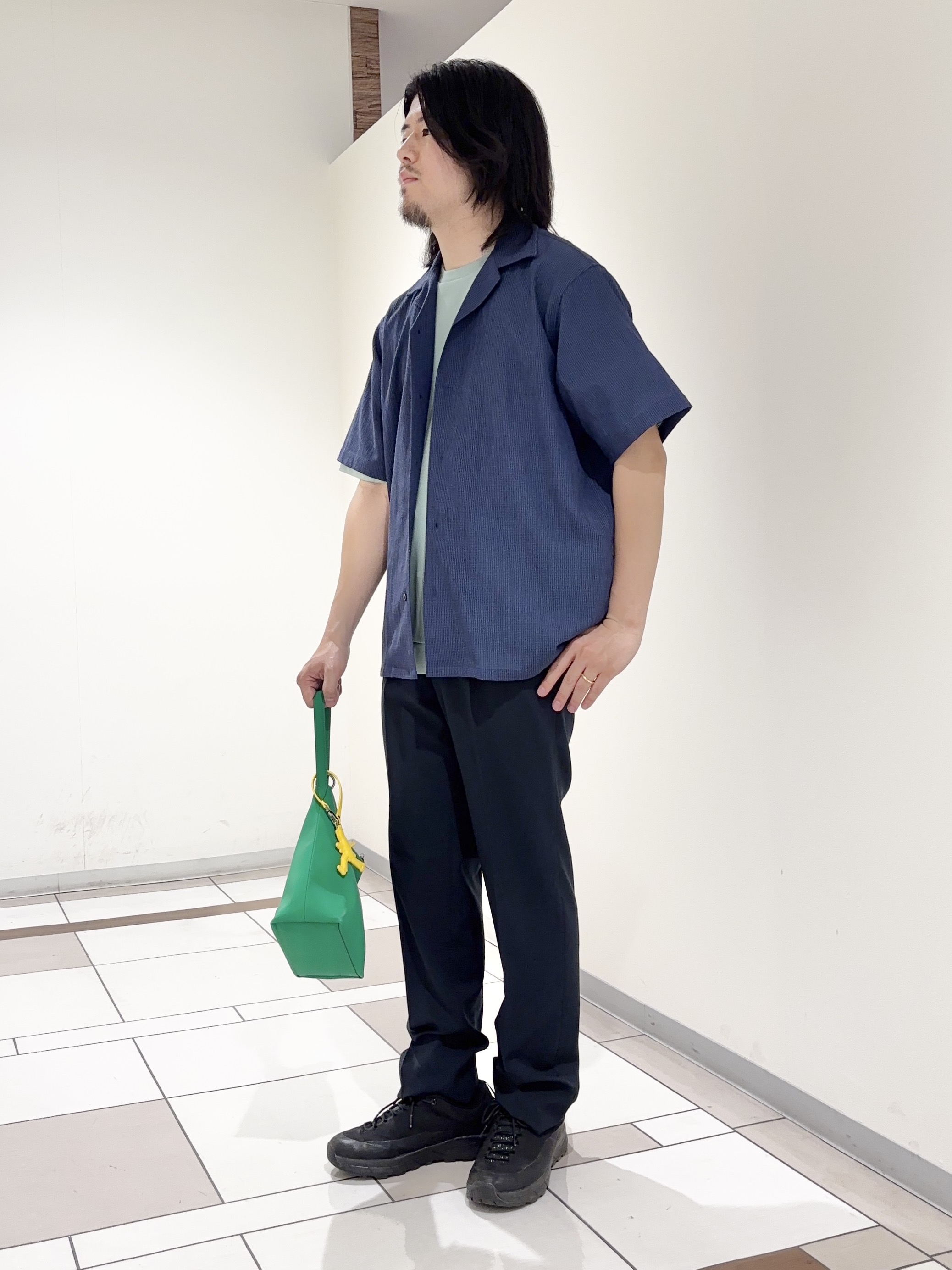 及川さんの「TAKEO KIKUCHI｜【通気性】トリコットサッカー オープンカラー シャツ」を使ったコーディネート
