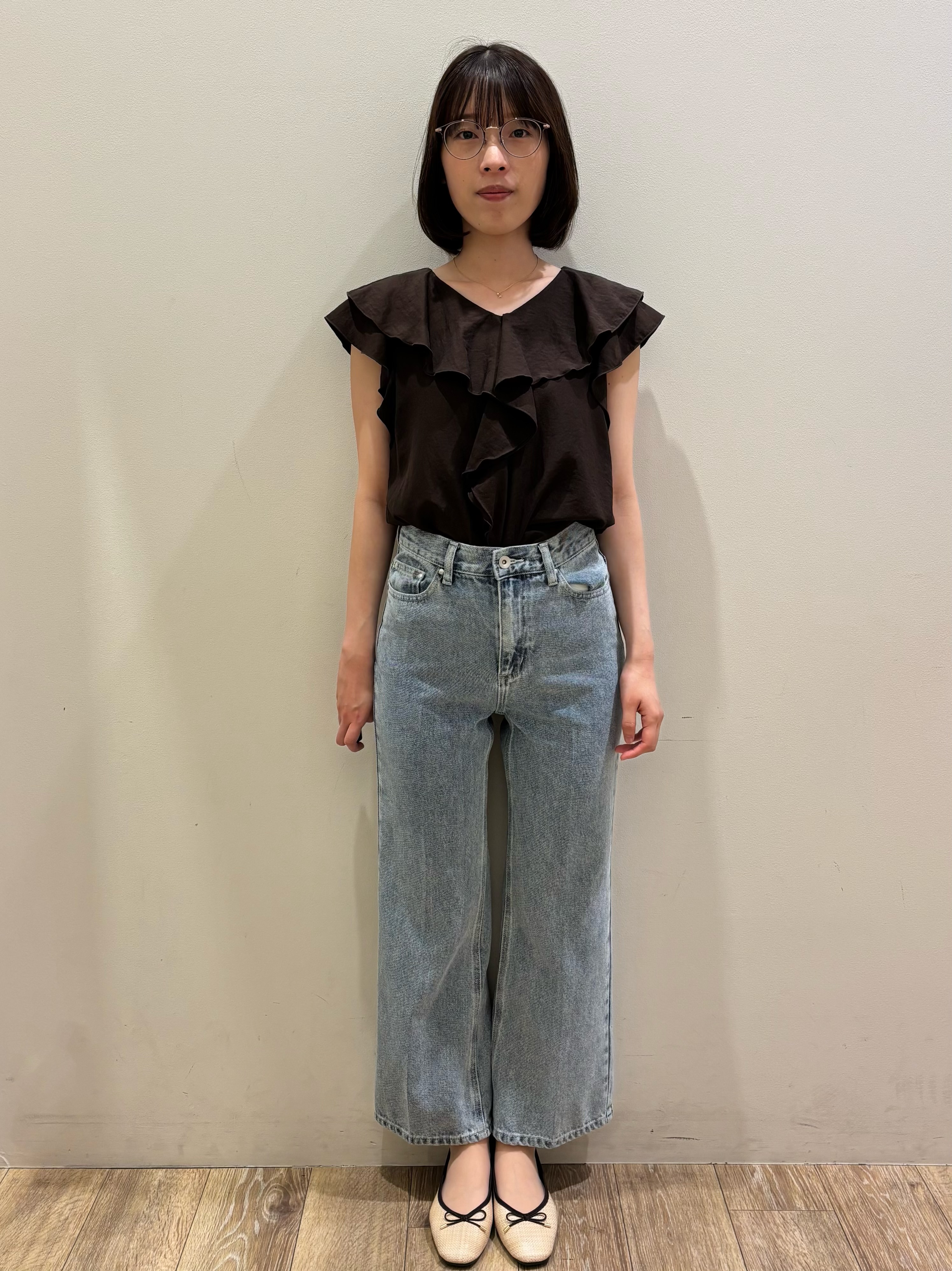 honamiさんの「index｜【接触冷感】マットサテンフリルフレンチブラウス《吸水速乾／防シワ／洗濯機OK》」を使ったコーディネート