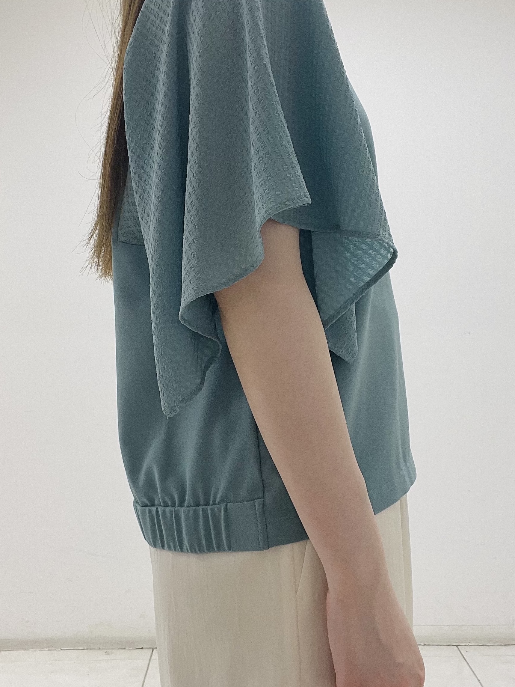 mさんの「INDIVI｜【洗える／シアーチェック柄】異素材コンビスリーブトップス」を使ったコーディネート