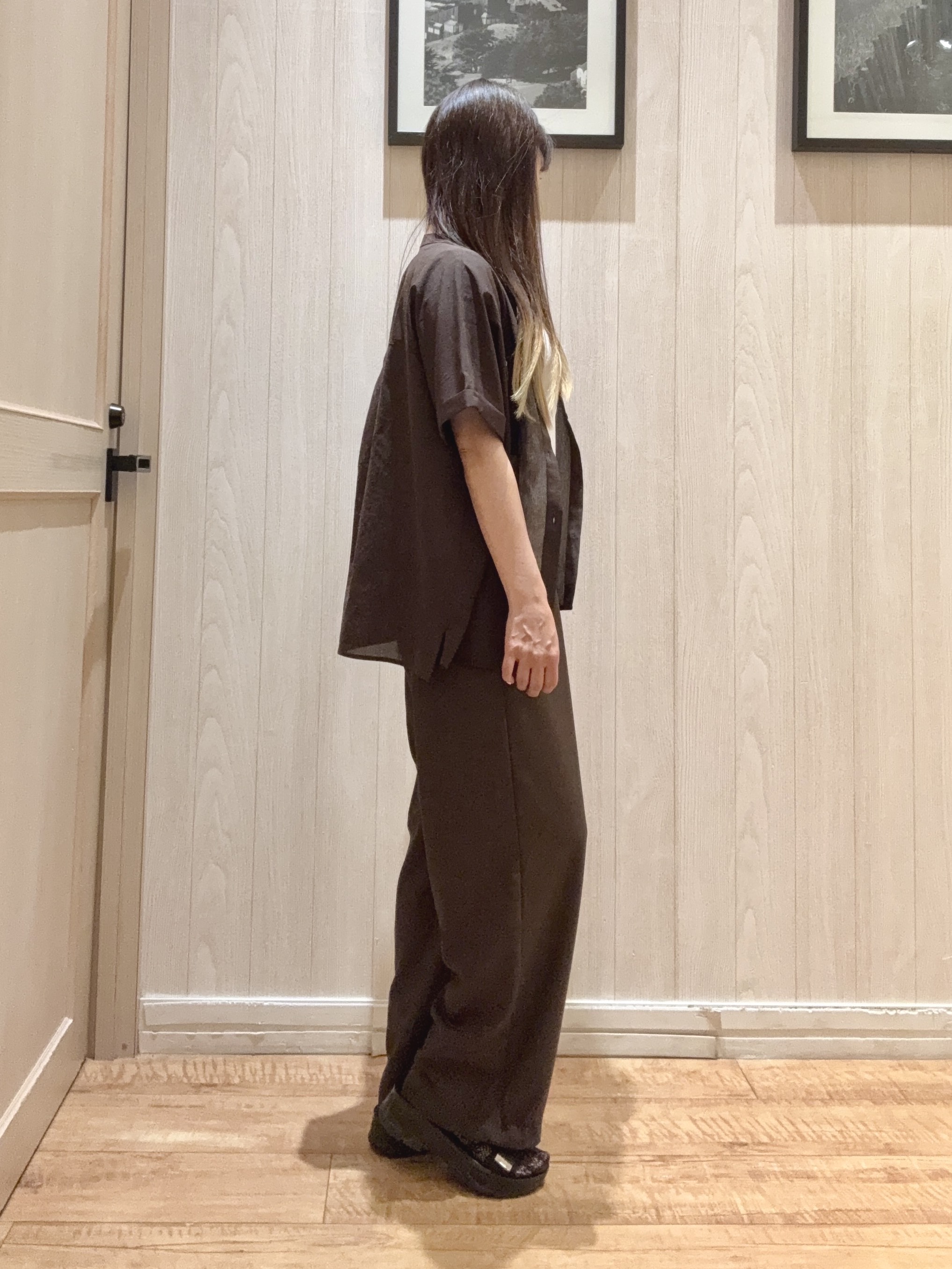COSさんの「SHOO･LA･RUE｜【通気性〇/UV/S-LL】風が通り抜ける 半袖バンドカラーシアーシャツ」を使ったコーディネート