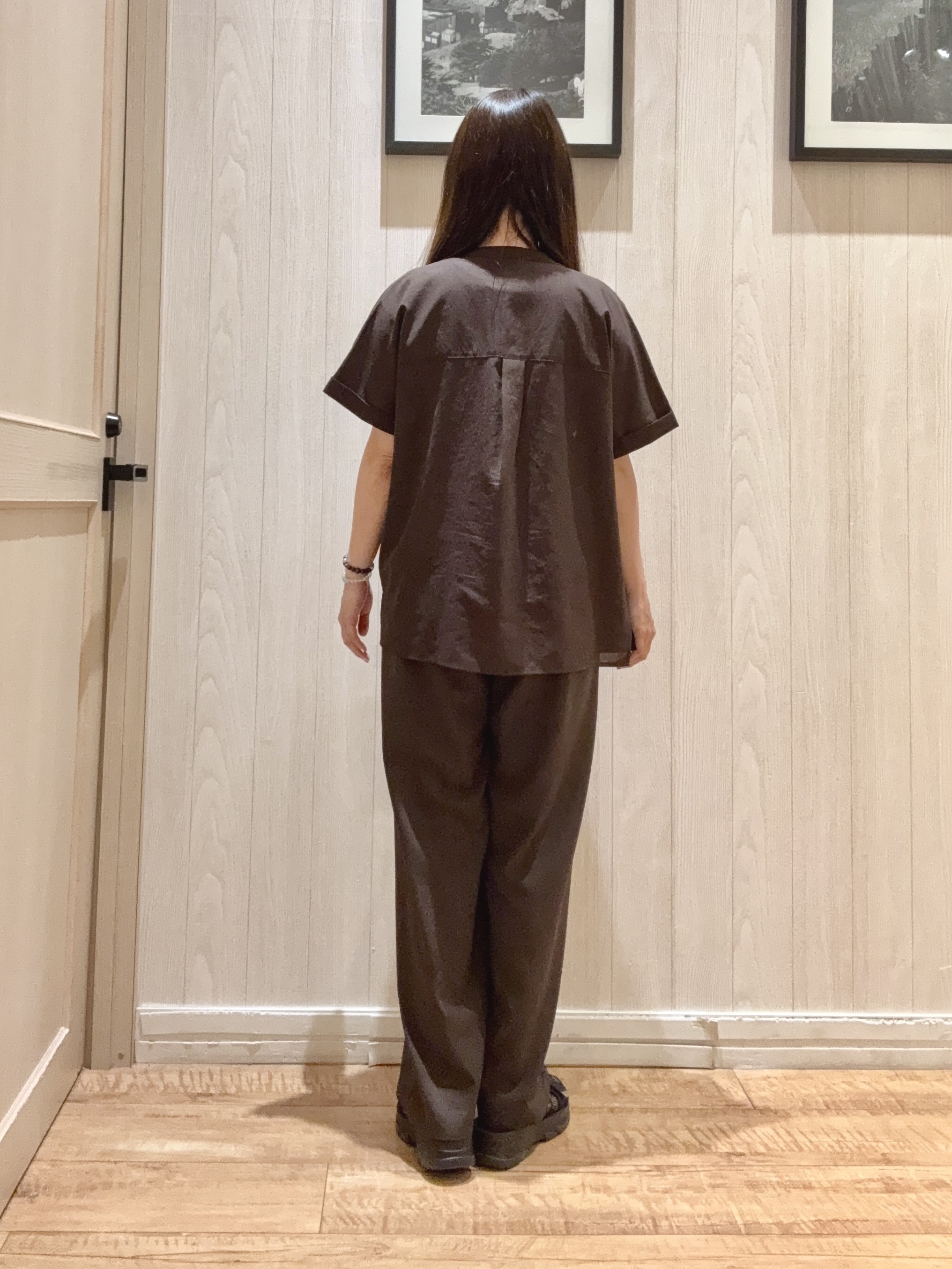 COSさんの「SHOO･LA･RUE｜【通気性〇/UV/S-LL】風が通り抜ける 半袖バンドカラーシアーシャツ」を使ったコーディネート
