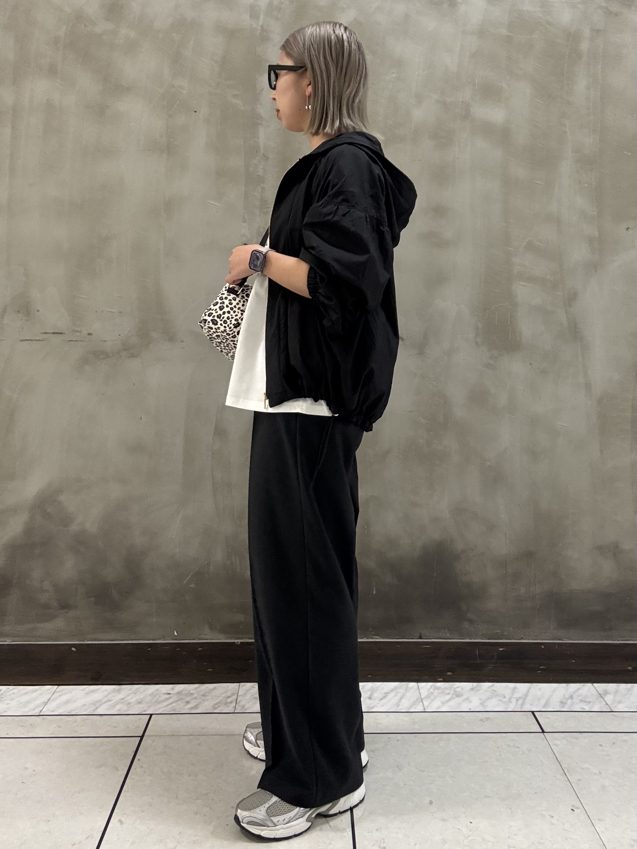 minaさんの「grove｜【洗濯機OK】朝晩の気温差に◎軽やかシアーナイロンフーディブルゾン」を使ったコーディネート