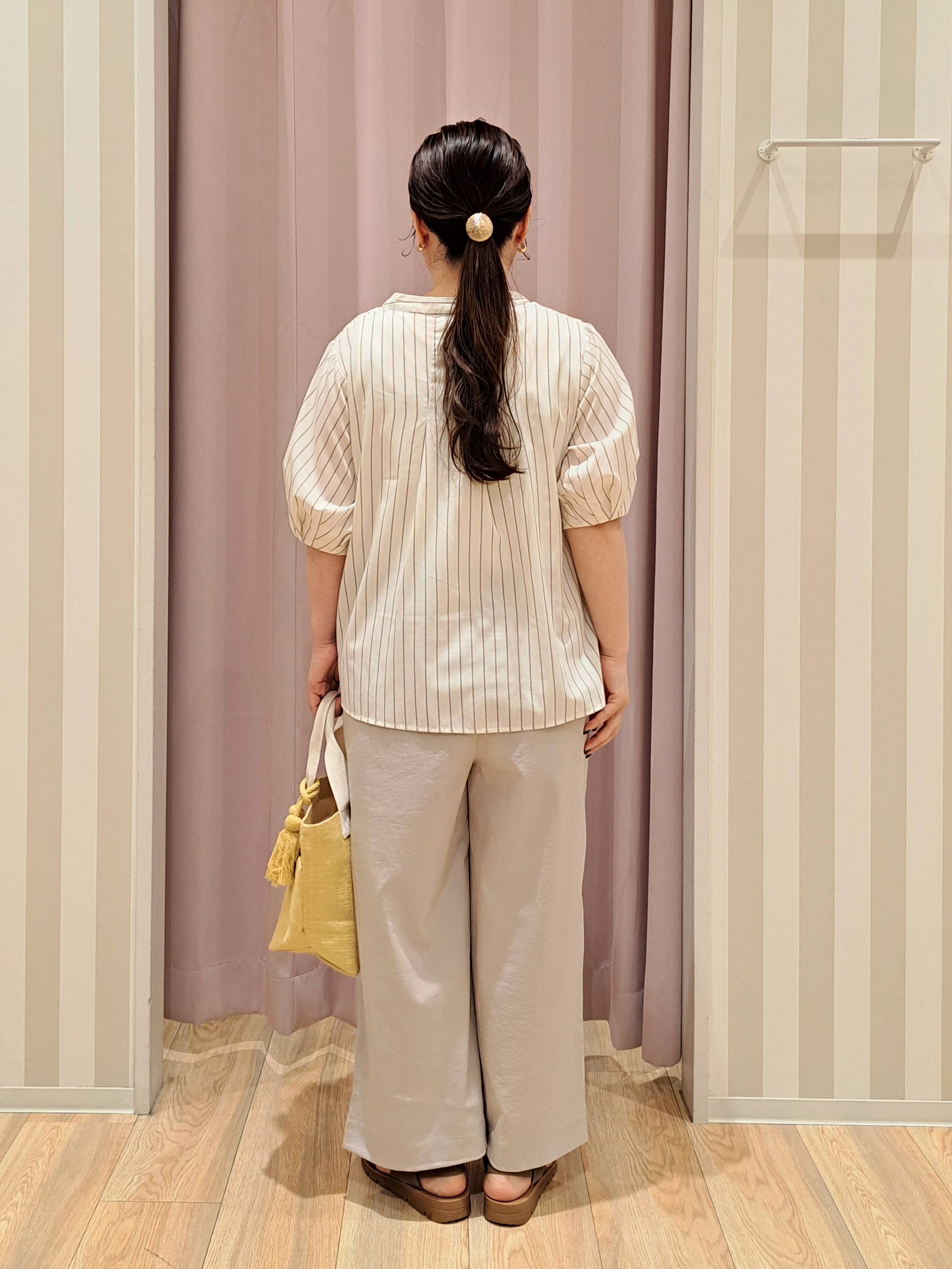 sho*さんの「SHOO･LA･RUE｜【高レビュー/洗濯後しわになりにくい/インせず着られる】自然に体型カバー 麻調ペプラムブラウス」を使ったコーディネート