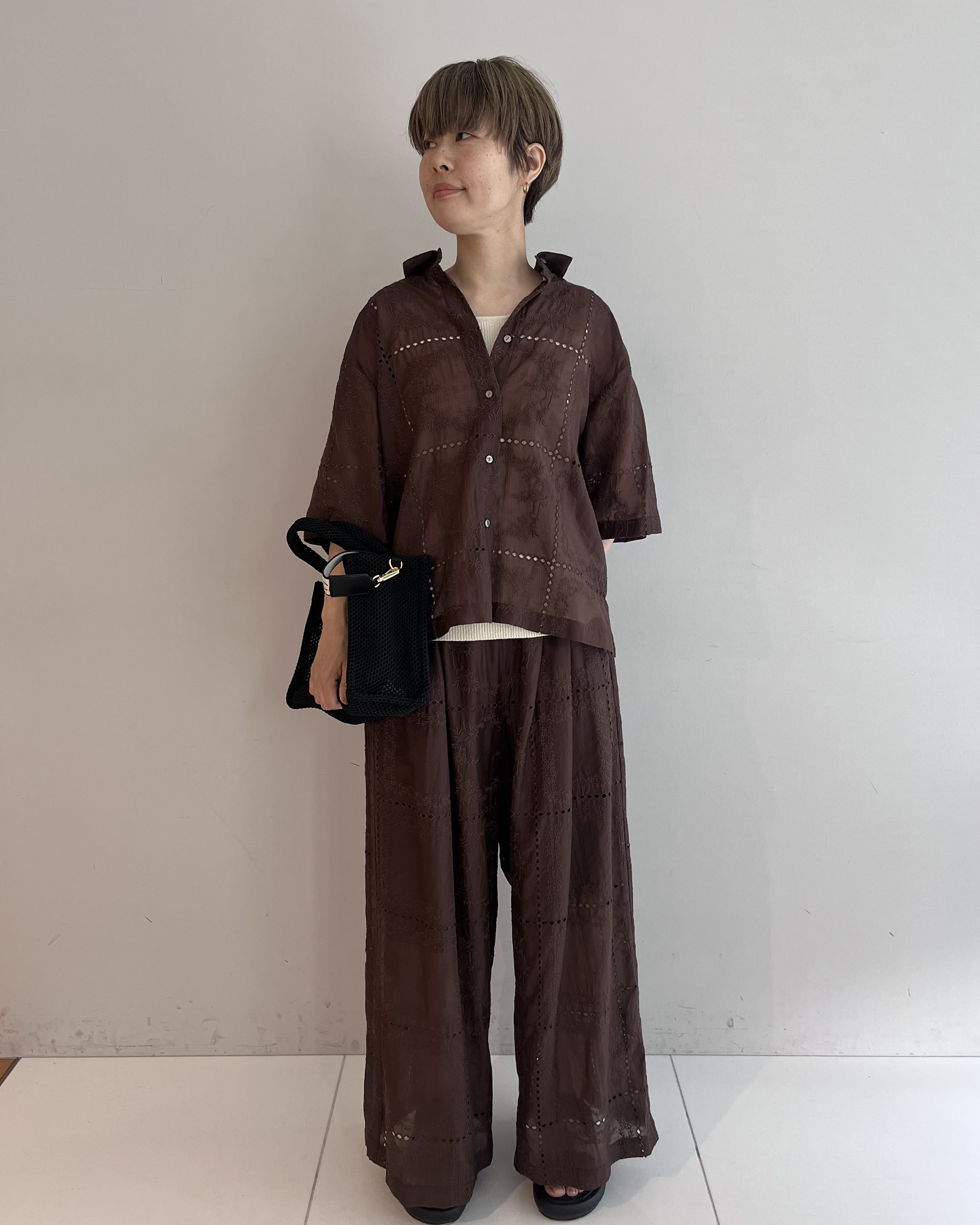 Mariko.Sさんの「OPAQUE.CLIP｜刺繍ハーフスリーブシャツ／セットアップ対応可【洗濯機OK】」を使ったコーディネート
