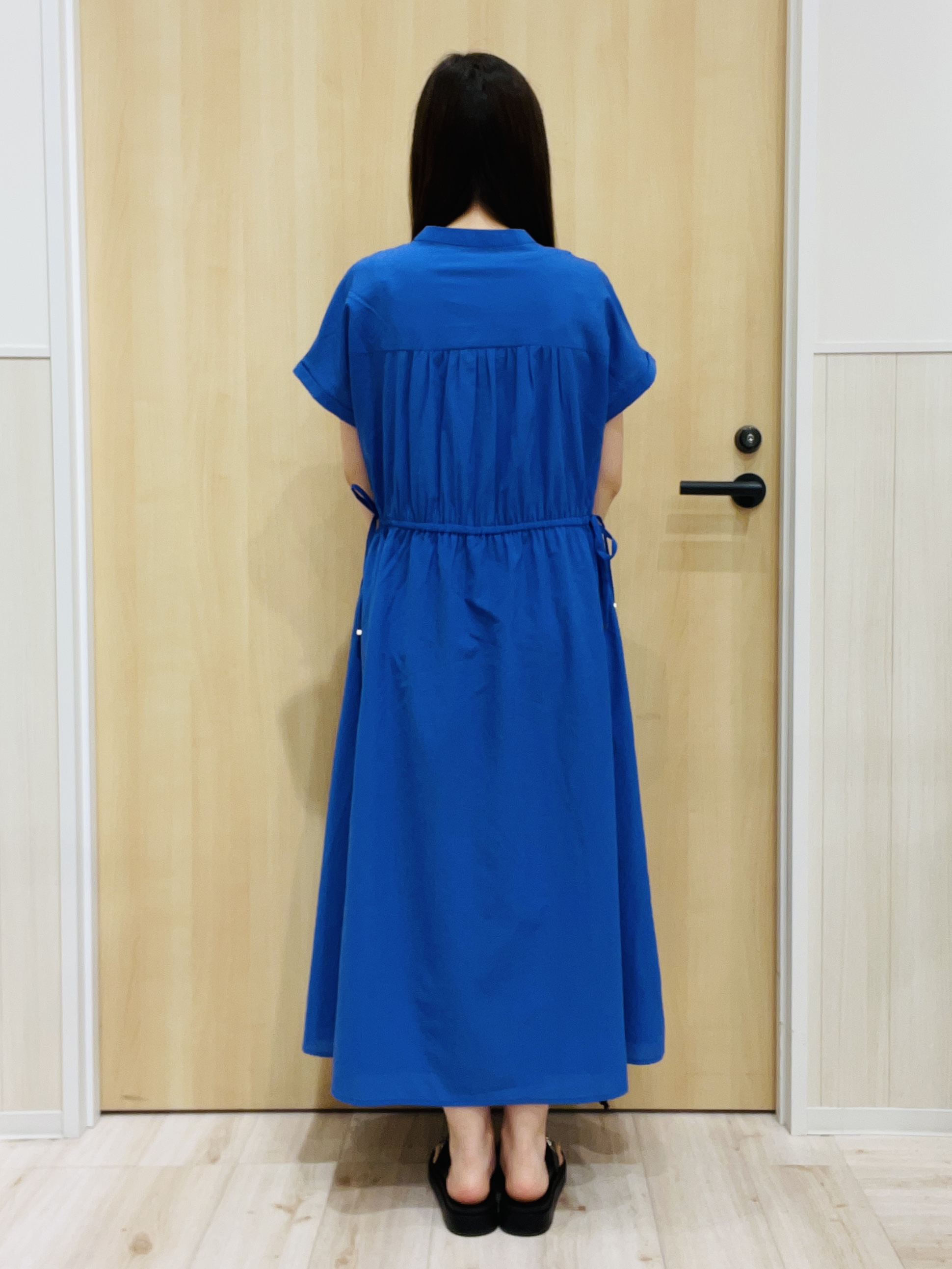 minamiさんの「SHOO･LA･RUE｜【S-LL/UV/吸水速乾/洗濯機可】通気性〇 ギャザーリボンワンピース」を使ったコーディネート