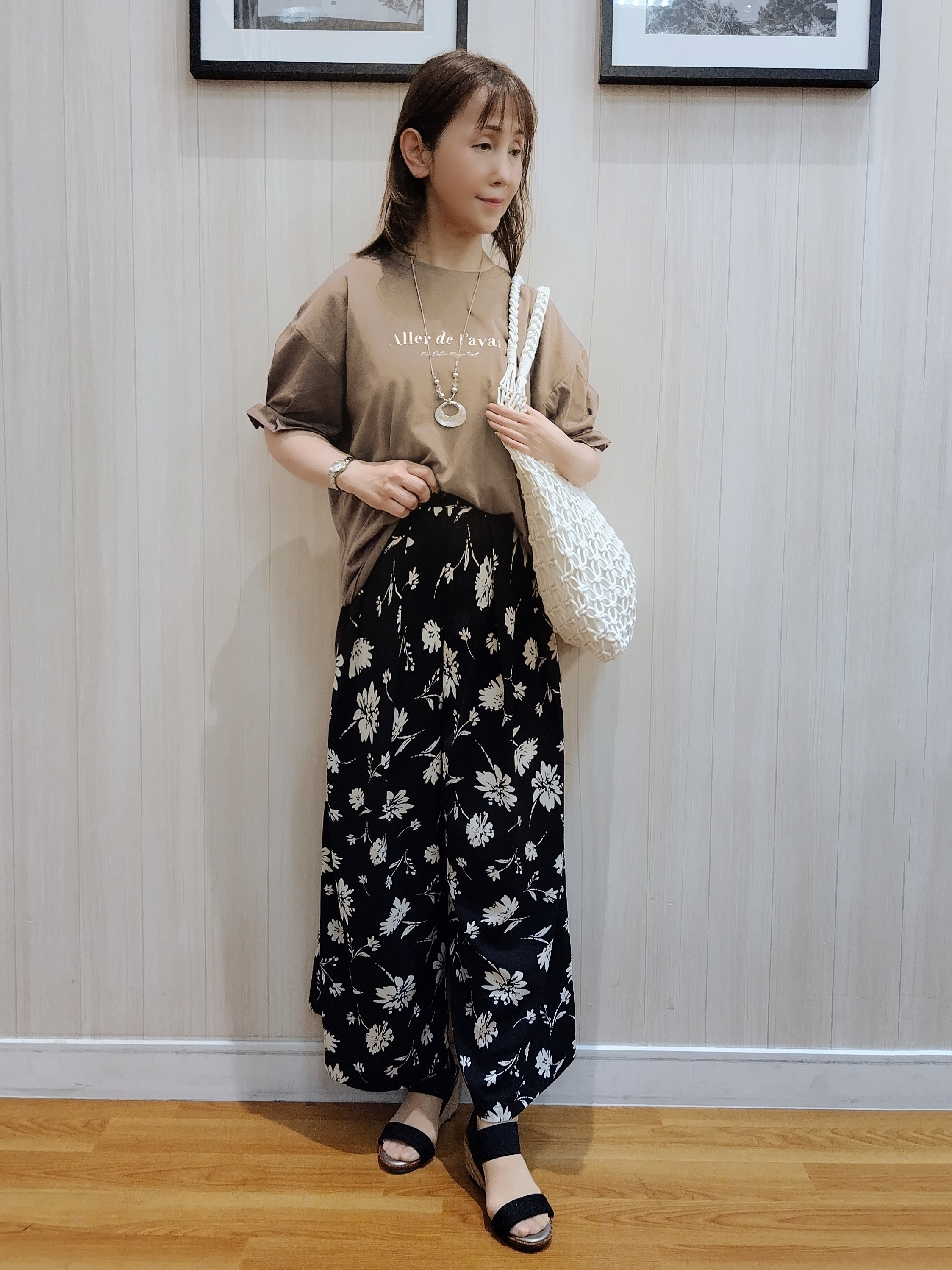 yseさんの「SHOO･LA･RUE｜【ひんやり/UV/S-LL】お袖ふんわり二の腕カバー ぷっくりラメプリントTシャツ」を使ったコーディネート