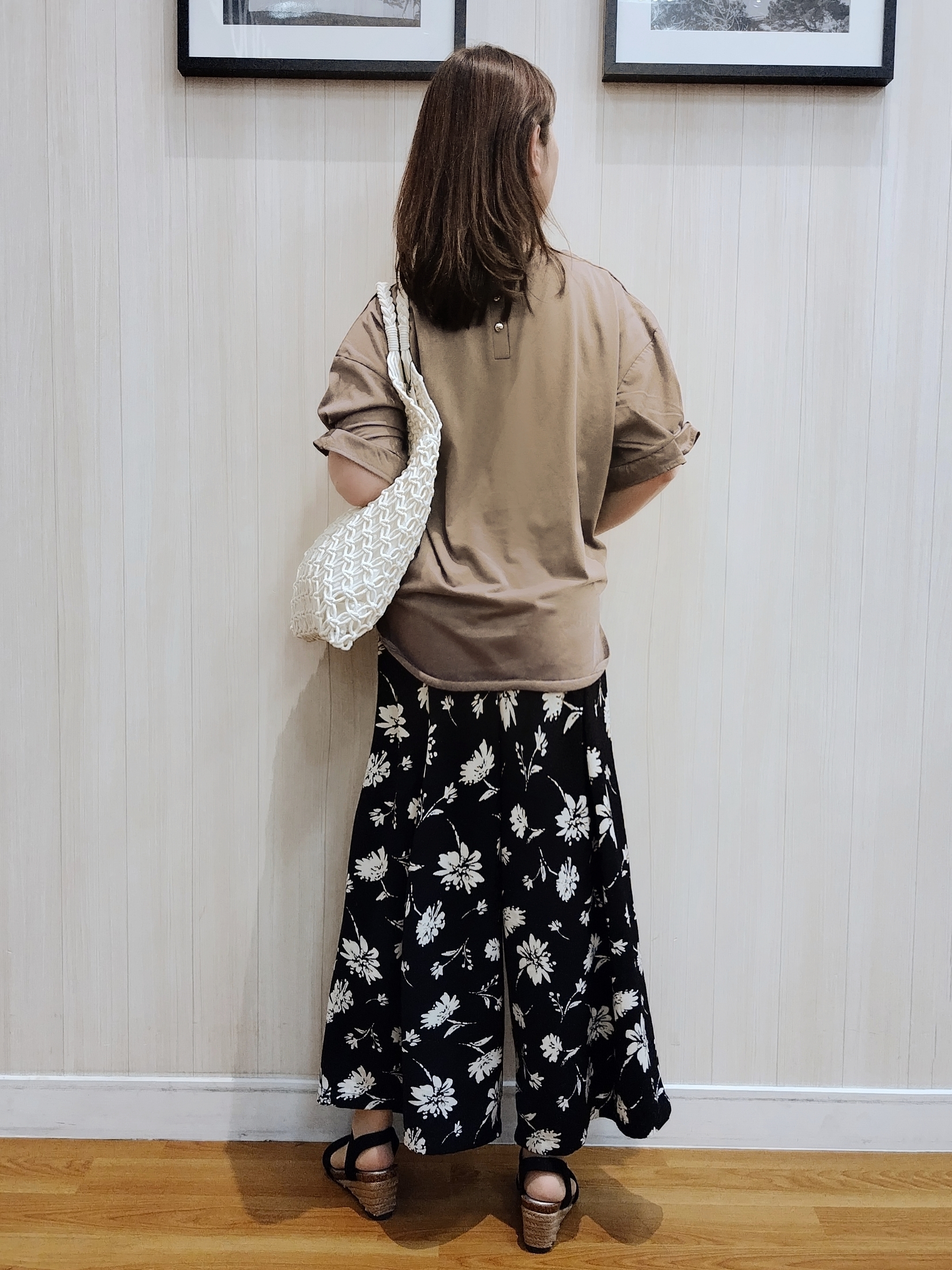yseさんの「SHOO･LA･RUE｜【ひんやり/UV/S-LL】お袖ふんわり二の腕カバー ぷっくりラメプリントTシャツ」を使ったコーディネート