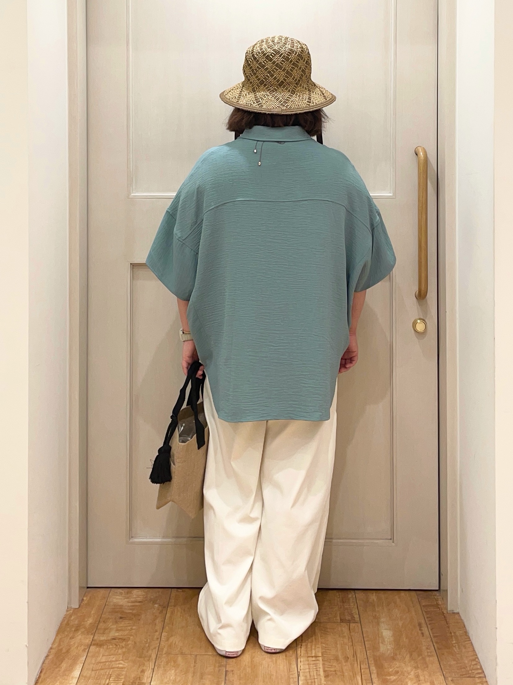 はまちゃんさんの「SHOO･LA･RUE｜【高レビュー/洗濯後しわになりにくい/体型カバー】きちんとゆるっと 大人の抜け感 ポンチョ風カラーシ」を使ったコーディネート