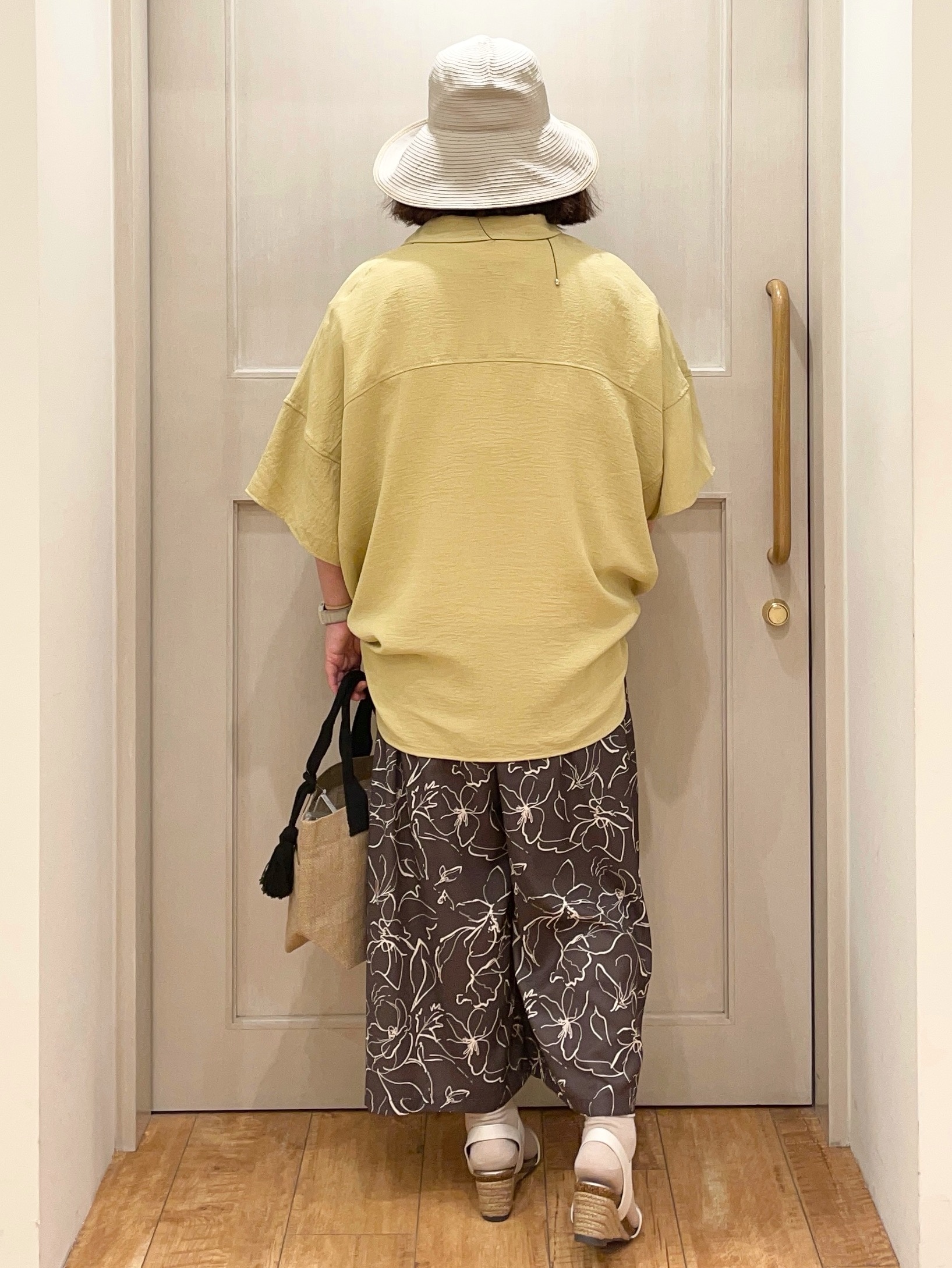 はまちゃんさんの「SHOO･LA･RUE｜【高レビュー/洗濯後しわになりにくい/体型カバー】きちんとゆるっと 大人の抜け感 ポンチョ風カラーシ」を使ったコーディネート