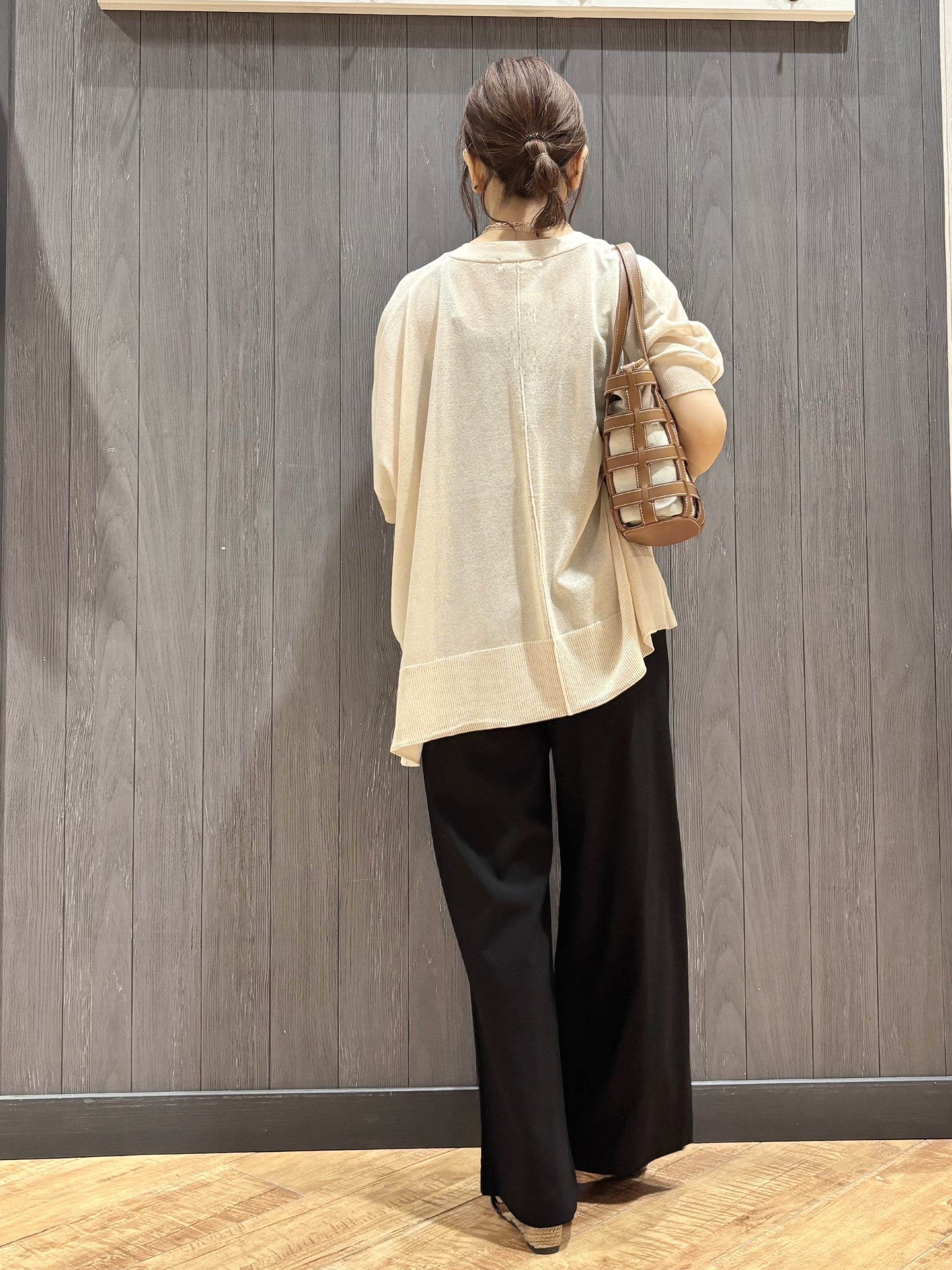 meiさんの「SHOO･LA･RUE｜【洗濯機可/体型カバー】上品ラメがきらめく シアーポンチョ風カーディガン」を使ったコーディネート
