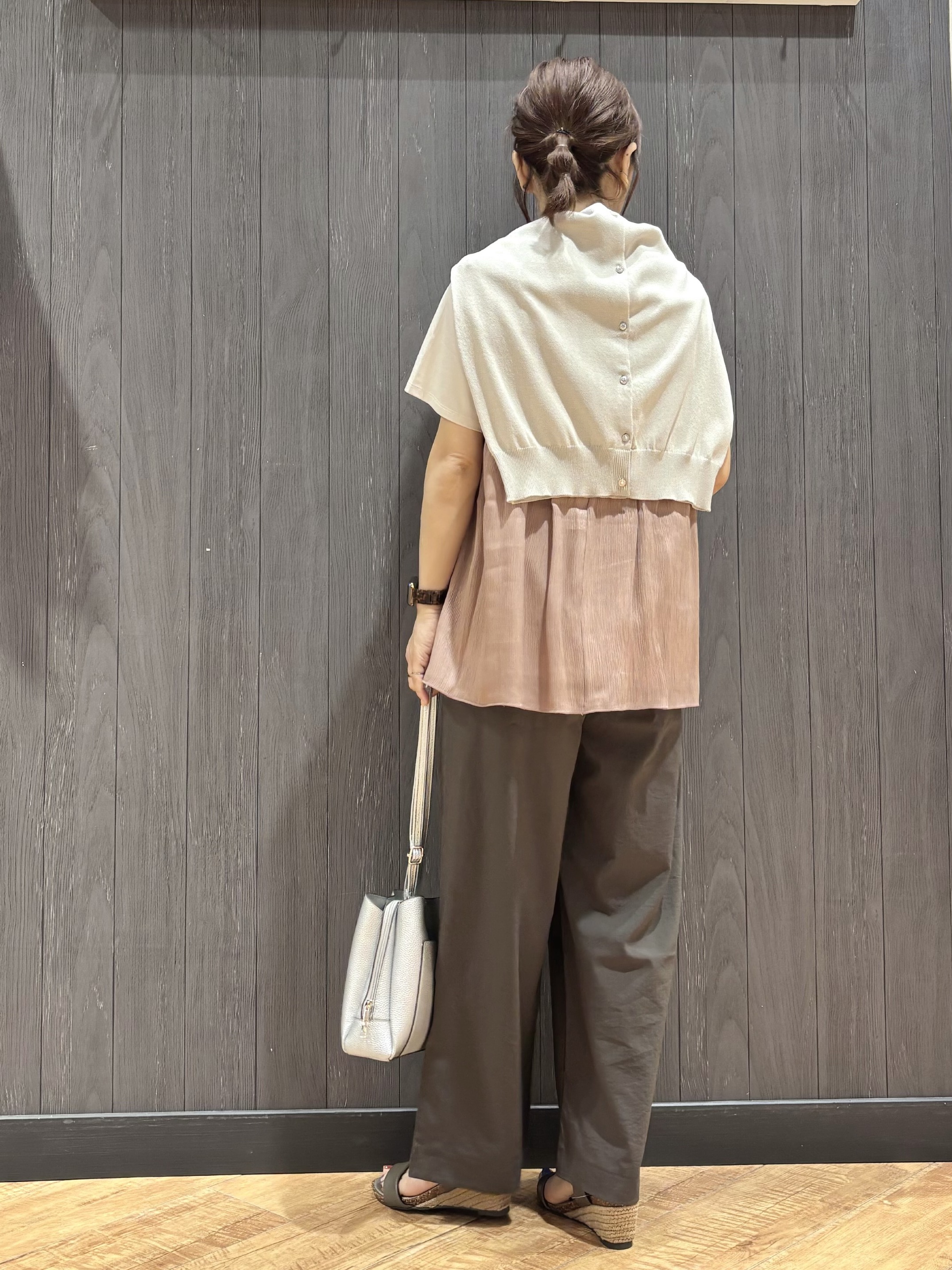 meiさんの「SHOO･LA･RUE｜【体型カバー】1枚でインせず決まる きらきらビスチェ風Tシャツ」を使ったコーディネート
