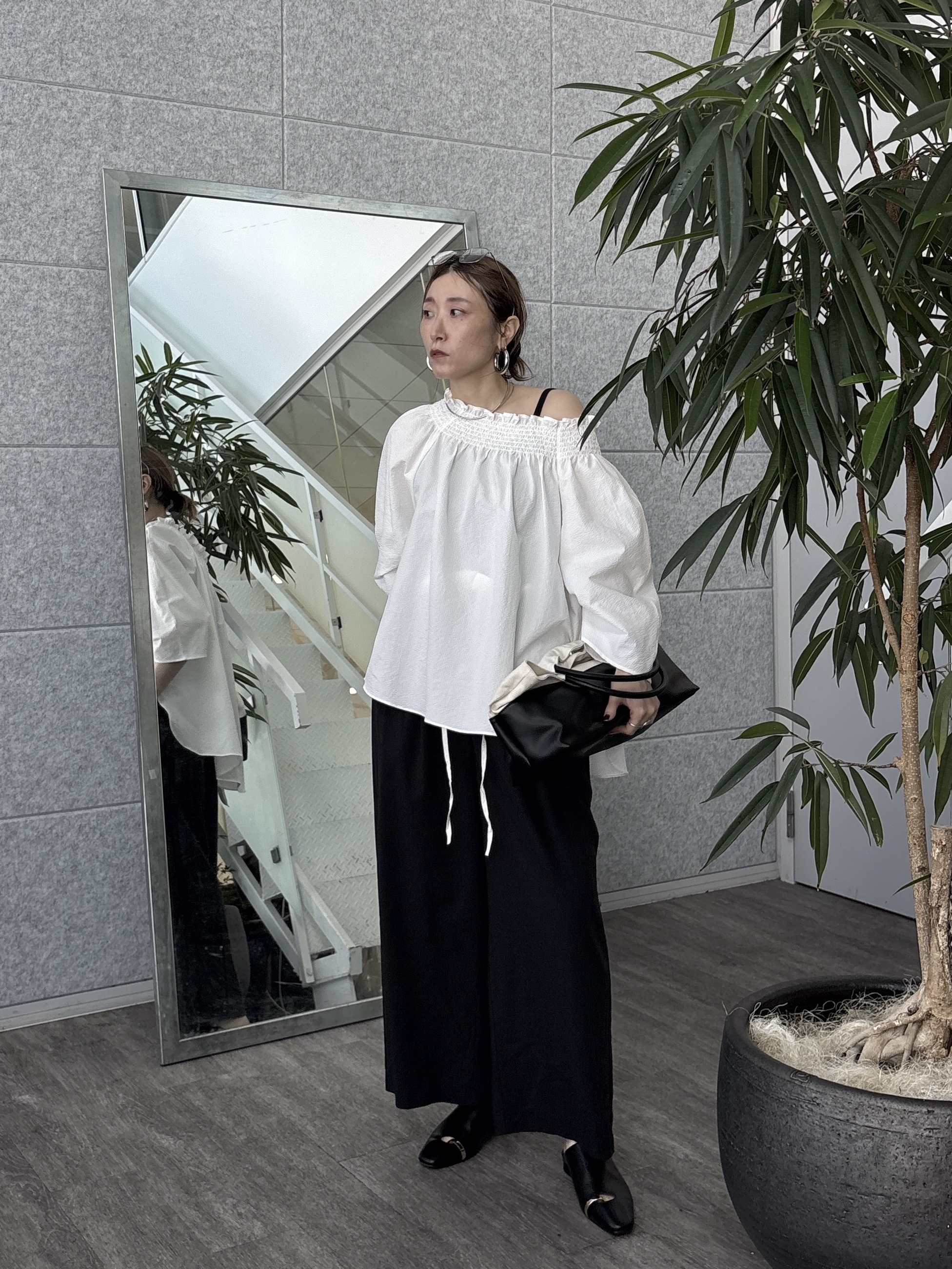 kotakiさんの「INDIVI｜サッカーオフショルブラウス【再入荷／2WAY】」を使ったコーディネート